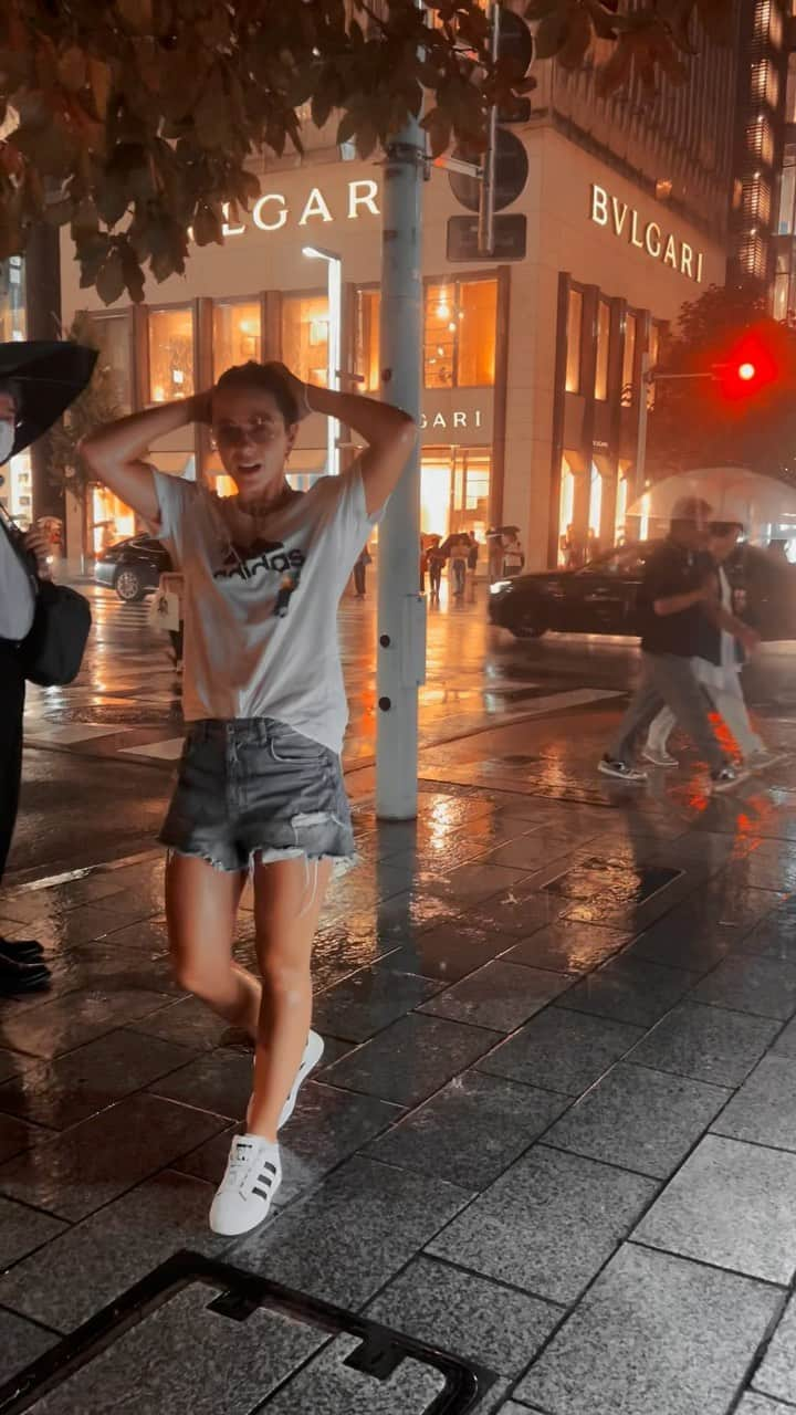 ナタリア・ザビアコのインスタグラム：「First day in Tokyo 🇯🇵 Very wet.. ⛈️  #tokyo  #japan  #ginza」