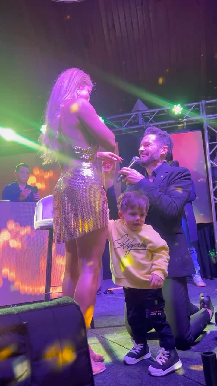 CRISSHURTADOのインスタグラム：「Siiiiii siiiii y siempre te diría que siiiii @jossenarvaezm  Doy gracias a Dios por elegirte como mi esposo! Admiro tu esfuerzo por ser cada día mejor para ti, para mi, para tus hijos, tu familia, tu vida! Somos humanos en construcción perfectamente imperfectos y hemos aprendido con amor, respeto y nobleza a salir adelante! Han sido 20 años juntos y este año cumplimos 10 de casados! Me volvería a casar contigo? Siiiiii Renovamos votos? Siiiiiii  Contigo a mi lado siempre seré feliz porque conozco el gran hombre que eres!!  TE AMO」