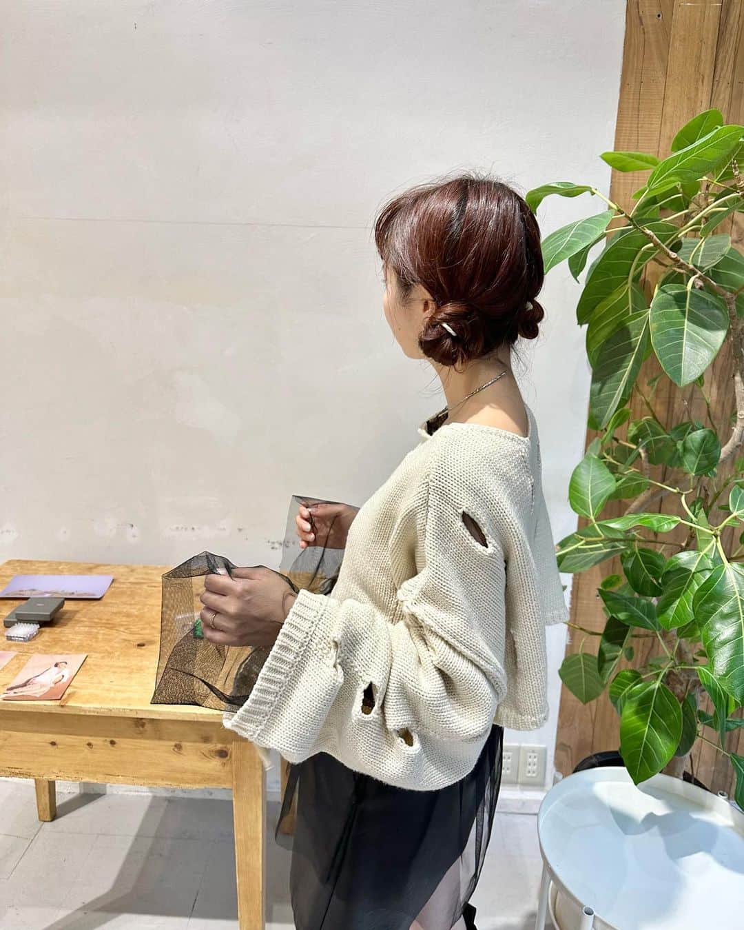 miho uesugiのインスタグラム：「明日ついに！秋のオーダー会で1番人気だったニットが店頭に入荷します♡📦  ㅤㅤㅤㅤㅤㅤㅤㅤㅤㅤㅤㅤㅤ ショート&ロング 丈が選べますよ☺️ 私はショート派です！ 今年もたくさんニットを買うことでしょう🧶  ㅤㅤㅤㅤㅤㅤㅤㅤㅤㅤㅤㅤㅤ  ㅤㅤㅤㅤㅤㅤㅤㅤㅤㅤㅤㅤㅤ  #Kastane#Kastane舞浜#Kastane_ootd#骨格ウェーブ#イエベ春#コーディネート#今日のコーデ#コーデ#大人カジュアル#カジュアル#ロングヘア#オン眉#ぱっつん前髪#30代ファッション#30代コーデ#カスタネ#低身長#低身長コーデ#秋#秋コーデ#ニット#チュール#カジュアルコーデ#モノトーン#モノトーンコーデ」