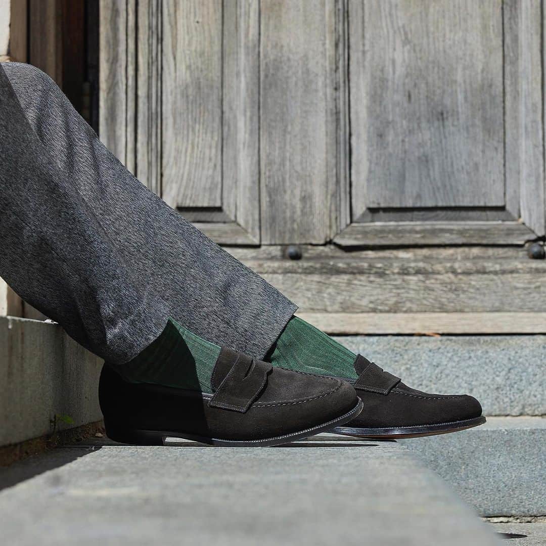 クロケット&ジョーンズさんのインスタグラム写真 - (クロケット&ジョーンズInstagram)「AUTUMN WINTER 2023 – COMING SOON. . Boston, a classic penny loafer made from the finest black suede with a single leather sole. . #crockettandjones #madetobeworn #AW23 #newseason」9月20日 22時49分 - crockettandjones_official