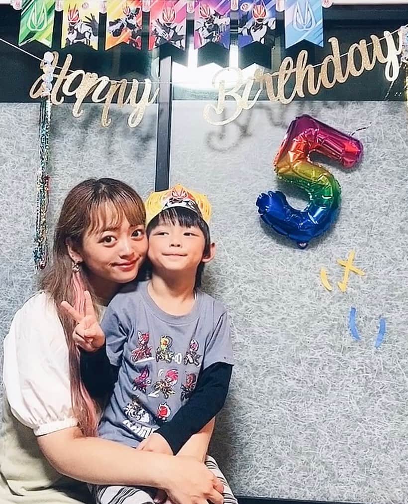 森崎アリスのインスタグラム：「💖💖💖💖💖💖💖💖💖💖  まめた5歳になりました。 いろんな人に助けられながら もうこんなに大きくなりました。  100キロで帝王切開で出産して お腹のお肉で膿んでしまって 半年間介護ベッド生活だったのだけれど 友達がきてくれたり 家族が手伝ってくれたり  この5年間あっという間です。  いろんな人とお話をしてるからか 私より大人でびっくりする。  日々成長していく我が子に 嬉しさと切なさが芽生えてる 永遠の16歳の母です。  これからも仲良くしようね。 お誕生日おめでとう。」
