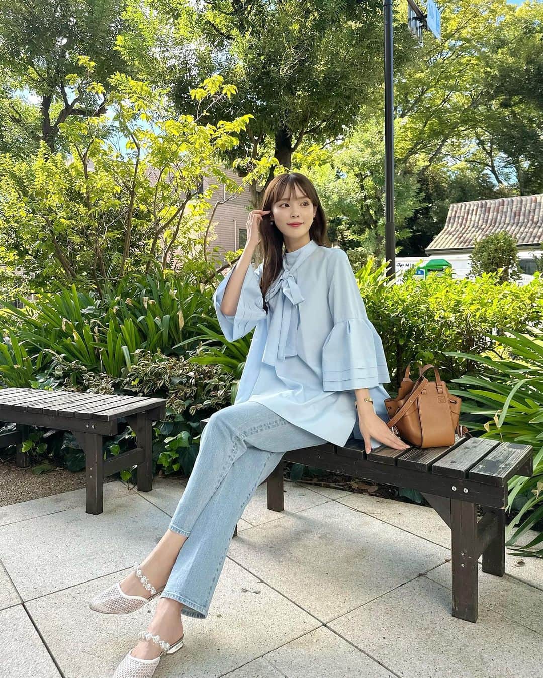 磯田 ひかる(Hikaru Isoda) さんのインスタグラム写真 - (磯田 ひかる(Hikaru Isoda) Instagram)「こんばんは🌛 今日も一日お疲れ様でした♡  どんな一日でしたか〜？🪿  この日はベルスリーブが可愛いブラウスとデニムコーデでした🩵 水色が昔から好き💎  ブラウスのボウタイは前後2wayで使えるよ🎀  【着用アイテム】 Tops @celford_official   ベルスリーブバックリボンブラウス SAX 36 ¥17,600税込  Pants @celford_official   ハイライズ美脚ストレッチ テーパードデニムパンツ LBLU 36 ¥25,300税込  Bag @loewe   ------------------------------ picaru：162cm / 骨格ウェーブ 1st ブライトスプリング 2nd ブライトサマー  大人可愛いスタイルアップコーデ ヘアメイクを合わせた トータルスタイリングを提案🤍  不定期にストーリーで ファッションお悩み相談募集中🥰 ------------------------------  他の投稿を見る→【@picaruuu】」9月20日 22時55分 - picaruuu