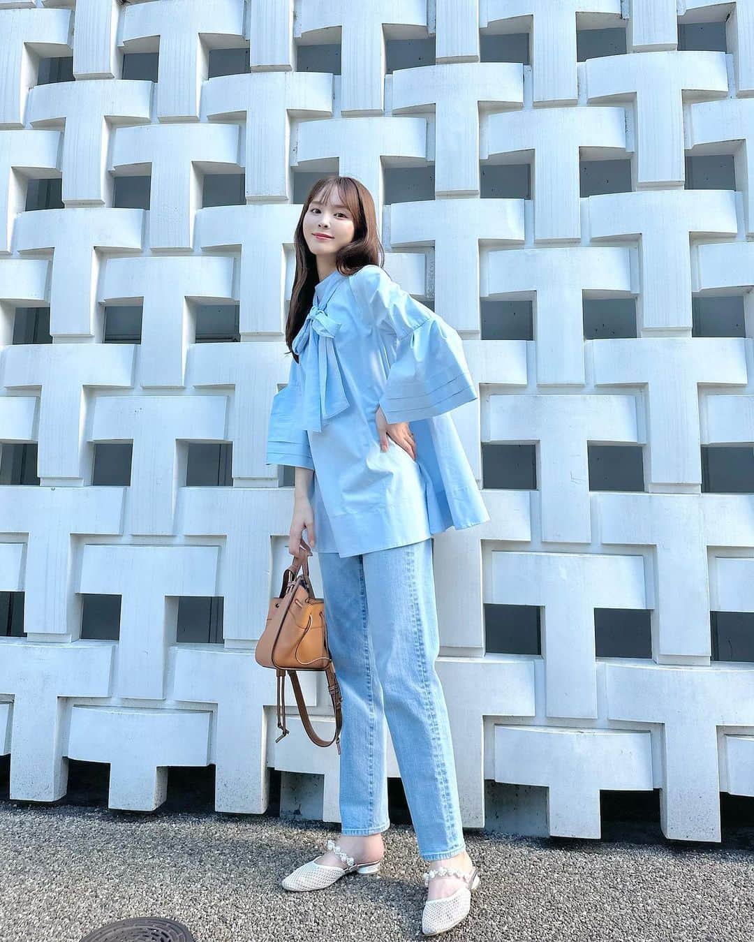 磯田 ひかる(Hikaru Isoda) さんのインスタグラム写真 - (磯田 ひかる(Hikaru Isoda) Instagram)「こんばんは🌛 今日も一日お疲れ様でした♡  どんな一日でしたか〜？🪿  この日はベルスリーブが可愛いブラウスとデニムコーデでした🩵 水色が昔から好き💎  ブラウスのボウタイは前後2wayで使えるよ🎀  【着用アイテム】 Tops @celford_official   ベルスリーブバックリボンブラウス SAX 36 ¥17,600税込  Pants @celford_official   ハイライズ美脚ストレッチ テーパードデニムパンツ LBLU 36 ¥25,300税込  Bag @loewe   ------------------------------ picaru：162cm / 骨格ウェーブ 1st ブライトスプリング 2nd ブライトサマー  大人可愛いスタイルアップコーデ ヘアメイクを合わせた トータルスタイリングを提案🤍  不定期にストーリーで ファッションお悩み相談募集中🥰 ------------------------------  他の投稿を見る→【@picaruuu】」9月20日 22時55分 - picaruuu