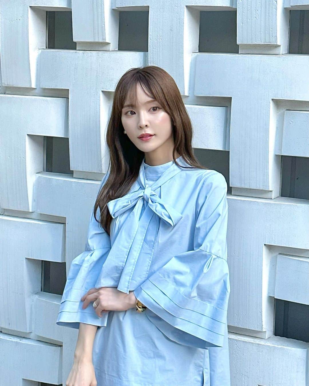 磯田 ひかる(Hikaru Isoda) さんのインスタグラム写真 - (磯田 ひかる(Hikaru Isoda) Instagram)「こんばんは🌛 今日も一日お疲れ様でした♡  どんな一日でしたか〜？🪿  この日はベルスリーブが可愛いブラウスとデニムコーデでした🩵 水色が昔から好き💎  ブラウスのボウタイは前後2wayで使えるよ🎀  【着用アイテム】 Tops @celford_official   ベルスリーブバックリボンブラウス SAX 36 ¥17,600税込  Pants @celford_official   ハイライズ美脚ストレッチ テーパードデニムパンツ LBLU 36 ¥25,300税込  Bag @loewe   ------------------------------ picaru：162cm / 骨格ウェーブ 1st ブライトスプリング 2nd ブライトサマー  大人可愛いスタイルアップコーデ ヘアメイクを合わせた トータルスタイリングを提案🤍  不定期にストーリーで ファッションお悩み相談募集中🥰 ------------------------------  他の投稿を見る→【@picaruuu】」9月20日 22時55分 - picaruuu