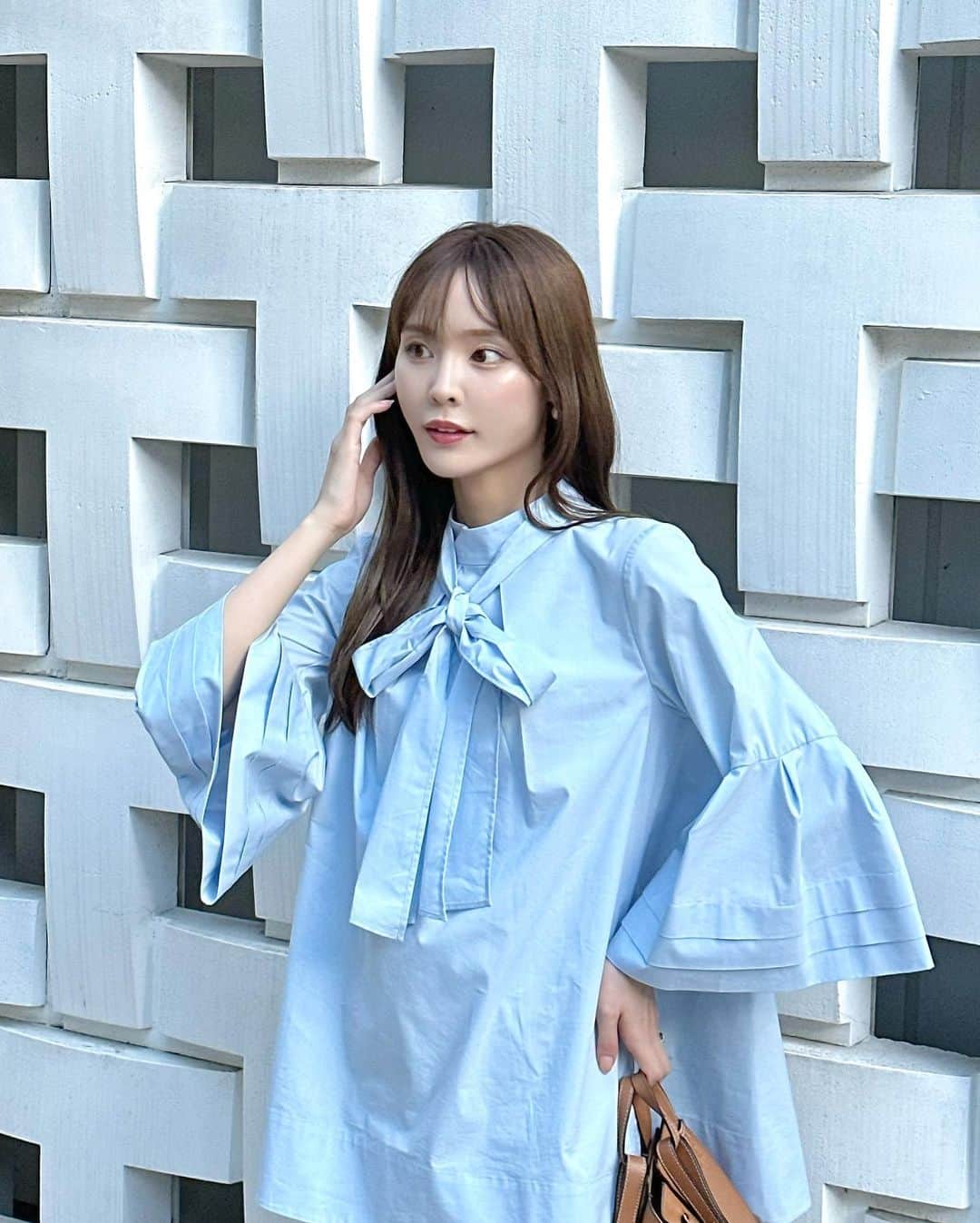磯田 ひかる(Hikaru Isoda) さんのインスタグラム写真 - (磯田 ひかる(Hikaru Isoda) Instagram)「こんばんは🌛 今日も一日お疲れ様でした♡  どんな一日でしたか〜？🪿  この日はベルスリーブが可愛いブラウスとデニムコーデでした🩵 水色が昔から好き💎  ブラウスのボウタイは前後2wayで使えるよ🎀  【着用アイテム】 Tops @celford_official   ベルスリーブバックリボンブラウス SAX 36 ¥17,600税込  Pants @celford_official   ハイライズ美脚ストレッチ テーパードデニムパンツ LBLU 36 ¥25,300税込  Bag @loewe   ------------------------------ picaru：162cm / 骨格ウェーブ 1st ブライトスプリング 2nd ブライトサマー  大人可愛いスタイルアップコーデ ヘアメイクを合わせた トータルスタイリングを提案🤍  不定期にストーリーで ファッションお悩み相談募集中🥰 ------------------------------  他の投稿を見る→【@picaruuu】」9月20日 22時55分 - picaruuu