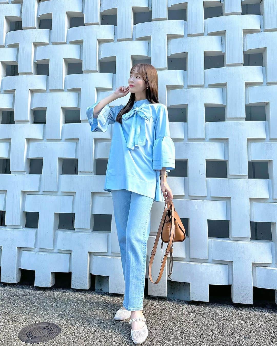 磯田 ひかる(Hikaru Isoda) さんのインスタグラム写真 - (磯田 ひかる(Hikaru Isoda) Instagram)「こんばんは🌛 今日も一日お疲れ様でした♡  どんな一日でしたか〜？🪿  この日はベルスリーブが可愛いブラウスとデニムコーデでした🩵 水色が昔から好き💎  ブラウスのボウタイは前後2wayで使えるよ🎀  【着用アイテム】 Tops @celford_official   ベルスリーブバックリボンブラウス SAX 36 ¥17,600税込  Pants @celford_official   ハイライズ美脚ストレッチ テーパードデニムパンツ LBLU 36 ¥25,300税込  Bag @loewe   ------------------------------ picaru：162cm / 骨格ウェーブ 1st ブライトスプリング 2nd ブライトサマー  大人可愛いスタイルアップコーデ ヘアメイクを合わせた トータルスタイリングを提案🤍  不定期にストーリーで ファッションお悩み相談募集中🥰 ------------------------------  他の投稿を見る→【@picaruuu】」9月20日 22時55分 - picaruuu