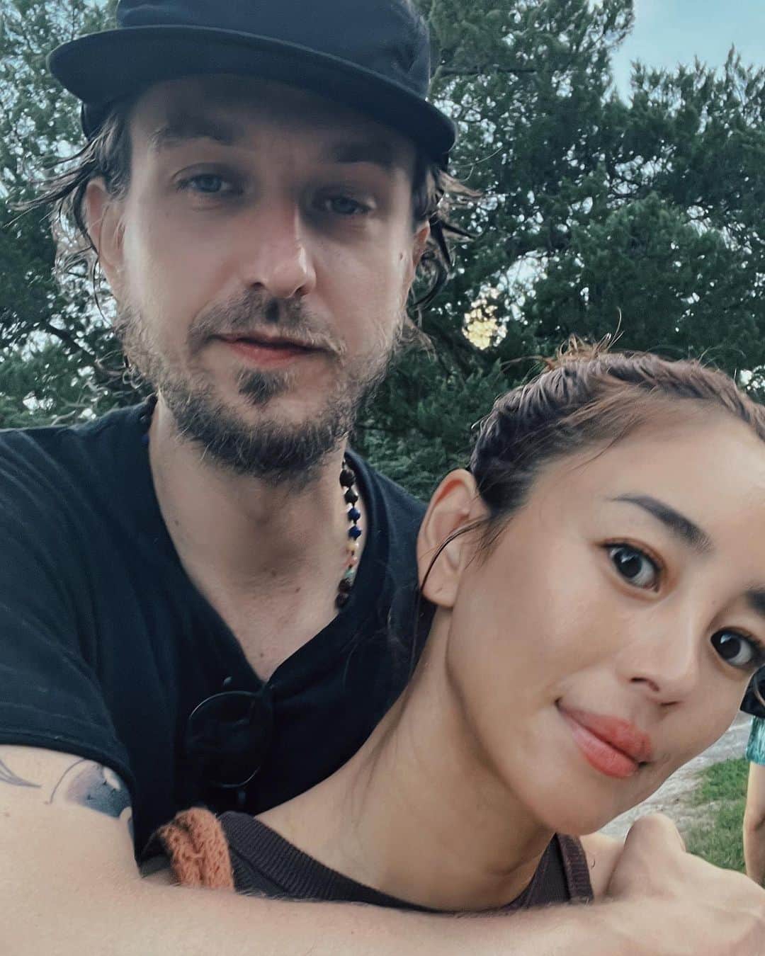 大桑マイミのインスタグラム：「今日は9周年💒結婚記念日でした。 記念にここに記そうと思います☝️ 早いですねしかし。　 結婚当初の写真。　初々しい。😌  今日は記念日だからお花をプレゼントしてくれたり シェイクが飲みたいと言ったらわざわざ買ってきてくれたり 大好きな中華のお店に連れていってくれたり。 優しい〜日だった。　毎日が記念日だったらいいのにね☝️🧡 これからも、末永く一緒にいましょーよ。 良きパパ 良き主人 良き相方 一緒にいれて幸せです。 毎年、💒結婚記念日と健康診断の結果が来る時期ちかいんだけど、 今年の君もコレストロール数値更に高め。年々上昇⤴️長生きして沢山一緒に遊ぶんだから、マジっ🤔でそこ気をつけてください。 テニス🎾再会しようね。😌  これからも皆様仲良くしてください。」