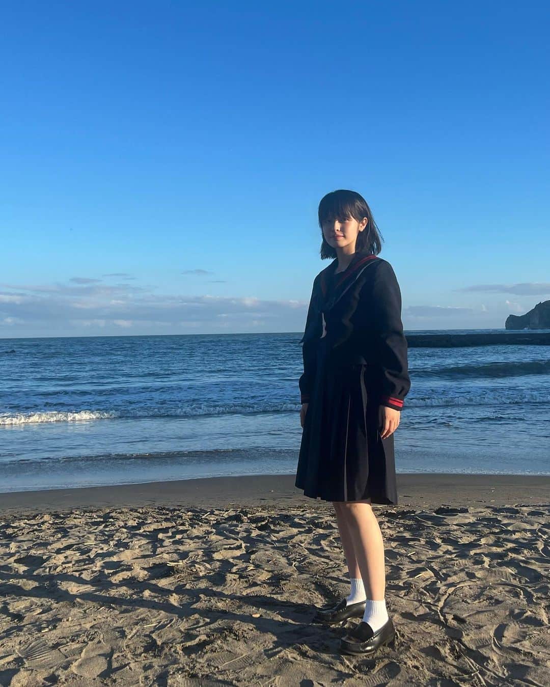 のインスタグラム：「「 #ばらかもん 」最終話をご覧いただきありがとうございました！ たくさんの感謝をここに綴りたいと思います✨ ・ 今回、撮影序盤が実際に五島列島に行ってのロケだったので、現地の雰囲気や生活に触れながら美和が育った環境や感覚を掴めるように尽くしました。 演じていくうちに美和の''ガキ大将感''が身についていって、喋り方や歩き方にも身体が慣れてきました。 先生を始め、ヒロ兄、タマ、なる陽菜ケンタたちファミリーとのやりとりが、なんとも好きで今とても恋しいです。 方言やキャラなどを含め、この作品でたくさんの貴重なことを学ばせて頂きました。 こんな素敵な作品に山村美和役として携わることができたことに喜びを感じています。 スタッフの皆様、共演者の方々、ありがとうございました。 そしてこの作品を愛してくださった皆様！本当にありがとうございました。 私の高校2年生の夏は、ばらかもんと一緒に走ることが出来て幸せでした！！ またどこかで美和ねぇとしてみなさんにお会い出来ますように… ・ ・ ・ 豊嶋花」