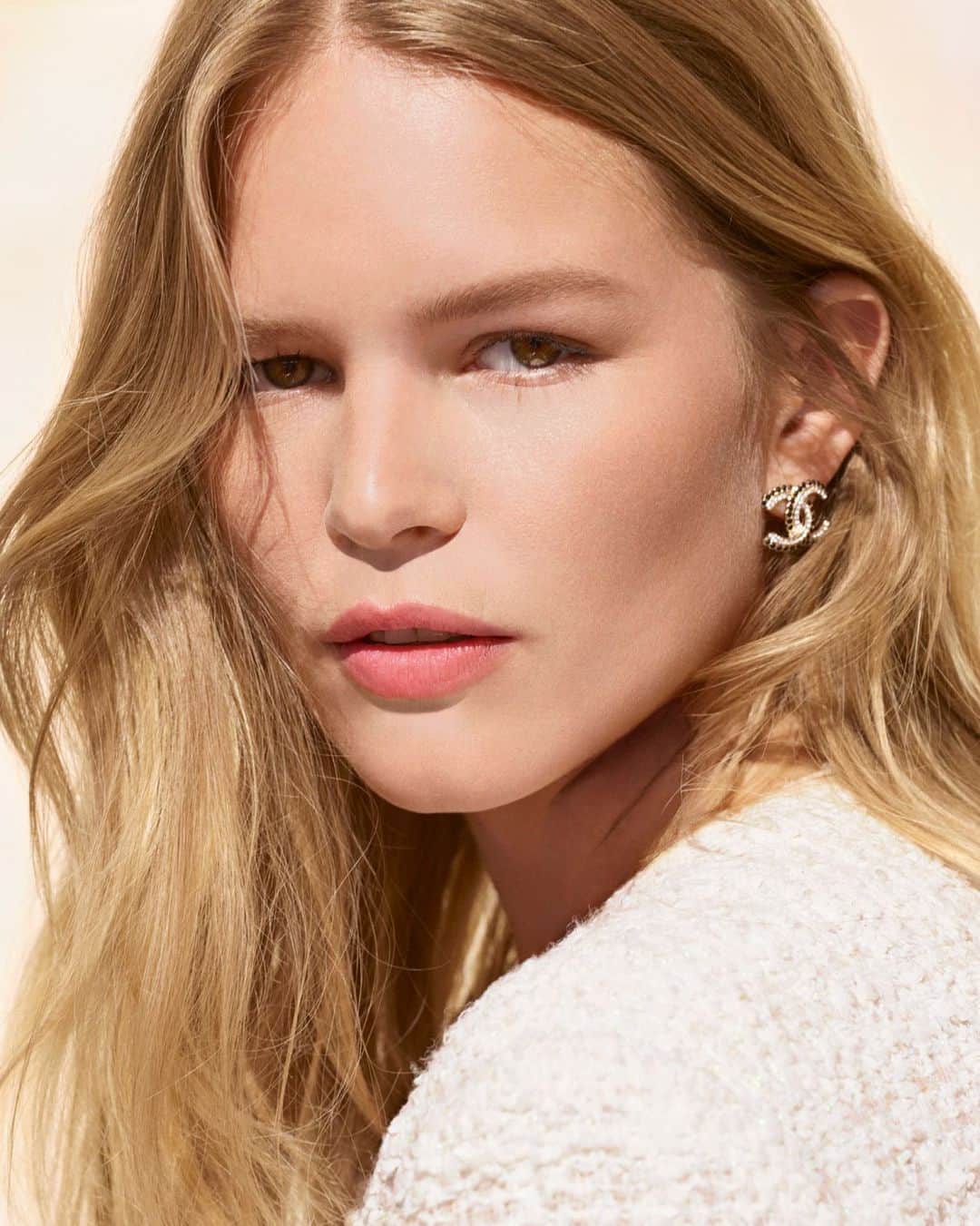 のインスタグラム：「LES BEIGES. NATURAL IS A STYLE. With LES BEIGES, CHANEL gives freedom-loving women a healthy glow. Natural radiance with a bare skin effect. Instinctive and effortless application for a luminous result with an unfailingly natural finish.   @annaewers    #LesBeiges #CHANELMakeup #CHANELBeauty」
