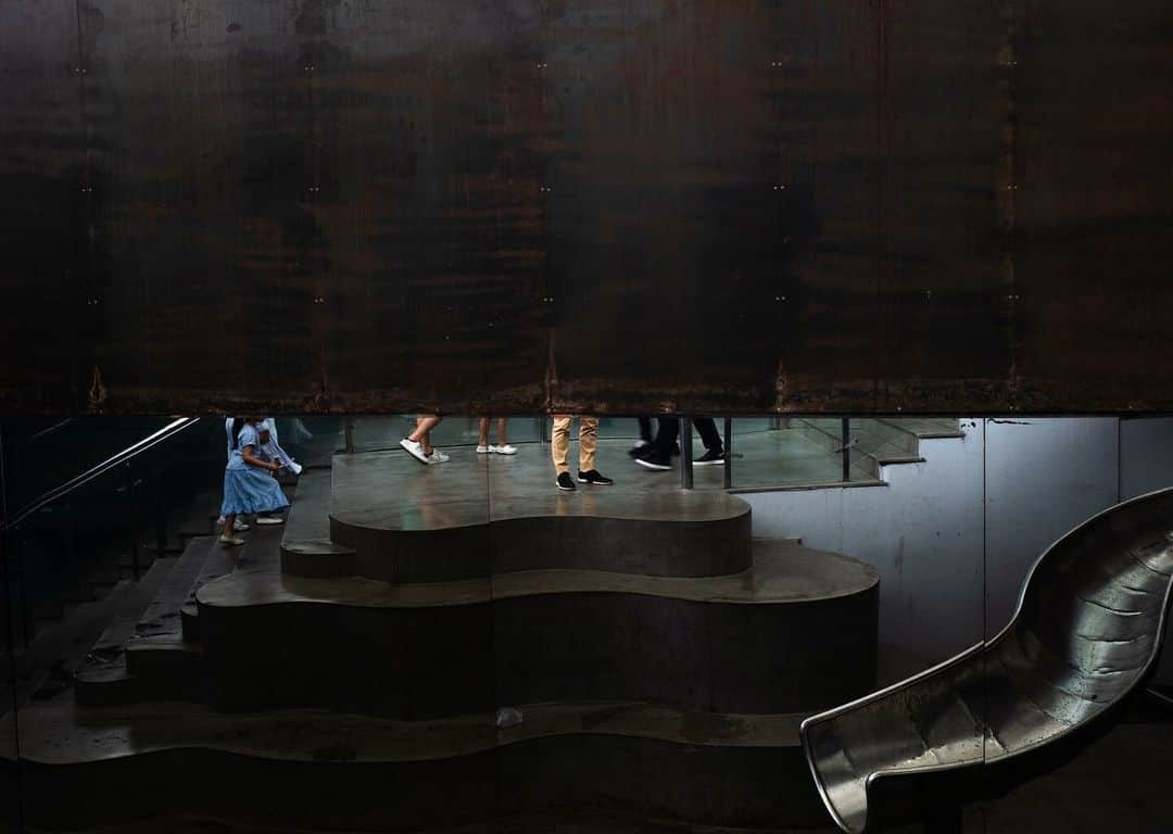 ライカさんのインスタグラム写真 - (ライカInstagram)「Lost in the Museum  Step into our museum of life's curiosities. How many legs do you count?  📷: @binbinng with Leica Q #LeicaCamera #Leica #🔴📷」9月20日 23時00分 - leica_camera