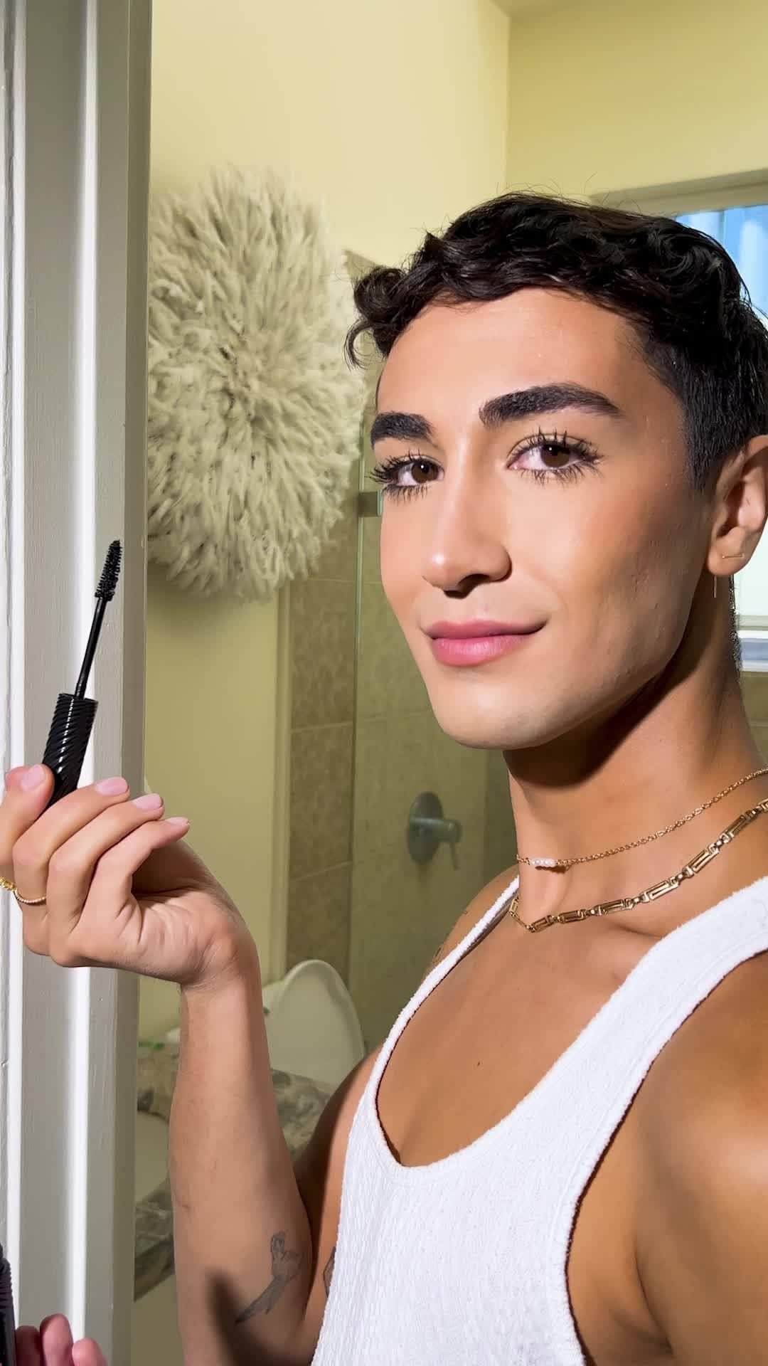 Benefit Cosmeticsのインスタグラム：「Ready for a lash transformation like no other? 💫 NEW Fan Fest Mascara amplifies, fans, and multiplies the look of lashes with this hyper black, weightless formula 🖤⁠ ⁠ #benefitcosmetics #fanfestmascara #new⁠」