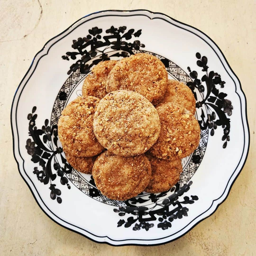 ガソリングラマーのインスタグラム：「PLANT BASED BUTTERED TOAST SNICKERDOODLE COOKIES 🍪🧈🍞🌿  @gasolinexkitchen #GASOLINEKITCHEN  #vegan #veganfood #whatveganseat #plantbased #vegetarian #VEGANGOOD #vegansofig #veganfoodie #foodie #plantbased #plantbasedfood #plantbasedfoodie  @gasolineglamour #GASOLINEGLAMOUR  #dessert  #vegandessert #veganbaking #BAKING  #COOKIES #VEGANCOOKIES #SNICKERDOODLES  RECIPE VIA @okonomikitchen So fantastic 👏  @scullyandscully #ginoriorienteitaliano Albus Dinner Plate」