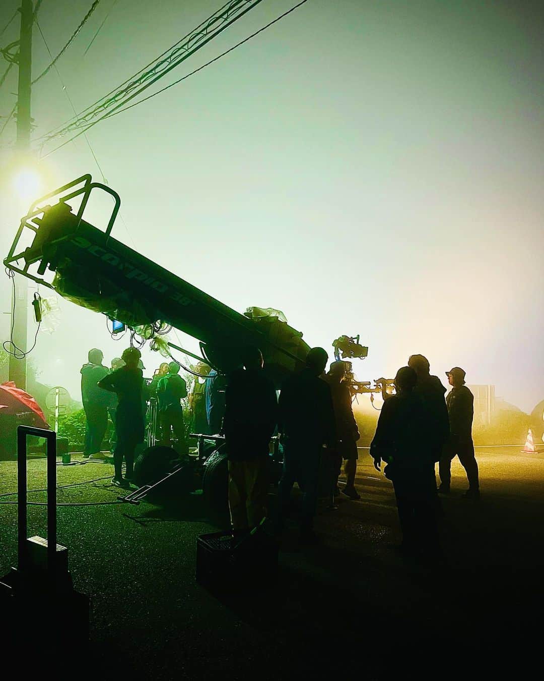 大根仁のインスタグラム：「夜霧とスコーピオクレーンと徹夜撮影。」