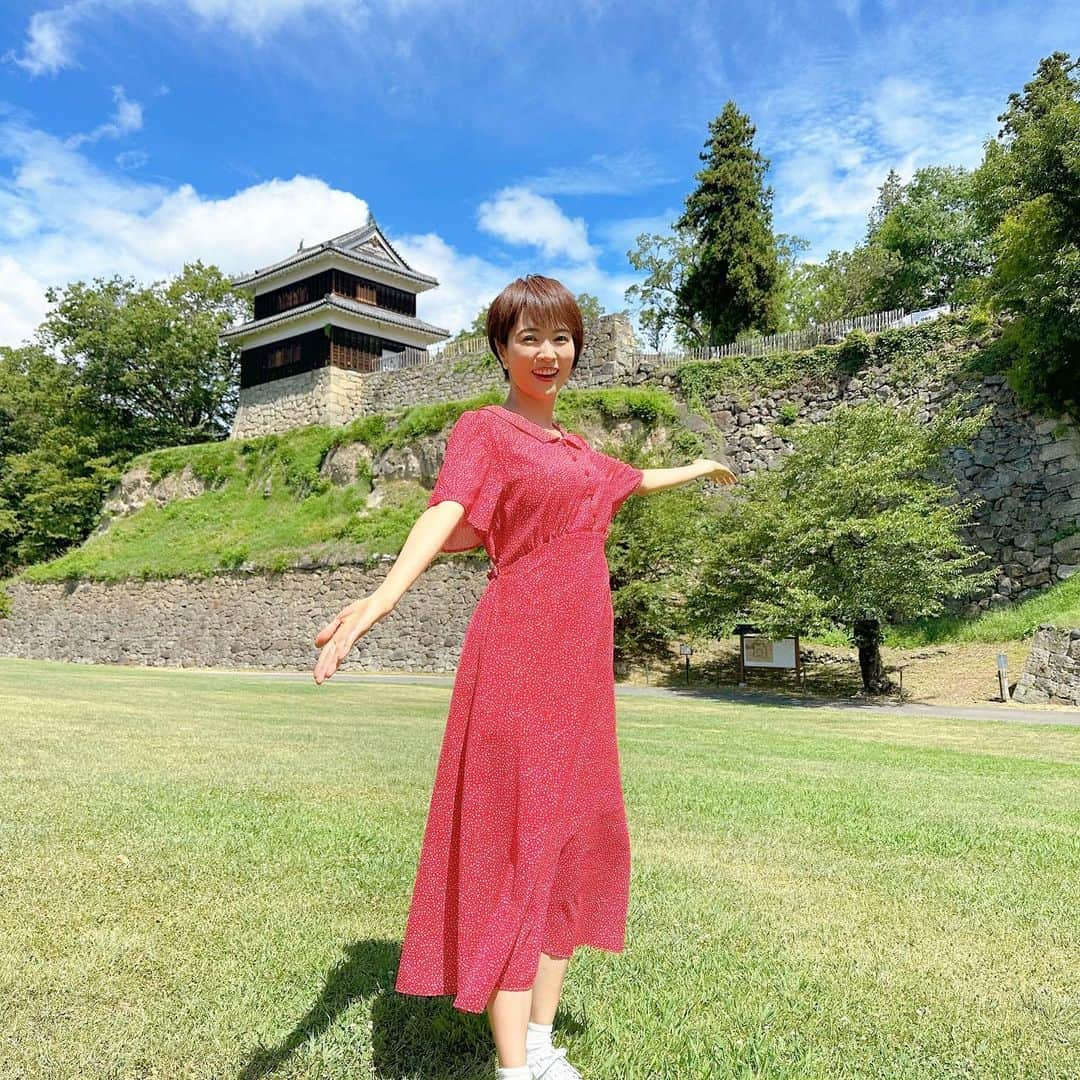 村井美樹さんのインスタグラム写真 - (村井美樹Instagram)「明日9/21(木) BS12 トゥエルビ  18:30～19:00 「NEXT TRIP #黄金KAIDO 」長野編の放送があります☺️  徳川家康ゆかりの金山をつなぐ歴史の道 黄金KAIDO（海道&街道）を葵の御紋帳を持って巡る旅。  3回目の舞台は長野県！家康の宿敵であり、味方にもなった真田家を歴史を辿ります。  #信州上田おもてなし武将隊 の #真田幸村 さま に #上田城 の南櫓をガイドしていただきました✨猛暑のロケだったのに、汗ひとつかいてらっしゃらない幸村さまは流石！（私は滝汗でした💦）  #眞田神社 のカラフルでかわいい風鈴に癒された後は、#柳町屋 で信州ブランド林檎  #真田REDアップル を使った #アップルたまごタルト や #りんご甘酒スムージー を堪能。  そして旅の締めは #真田宝物館 と #松代城 へ！  ぜひご覧ください✨  衣装の赤のワンピース🟥（赤備え）は @earth__1999 です。  #旅こけし は #阿保正文工人 の🍎こけし」9月20日 23時04分 - miki_murai_