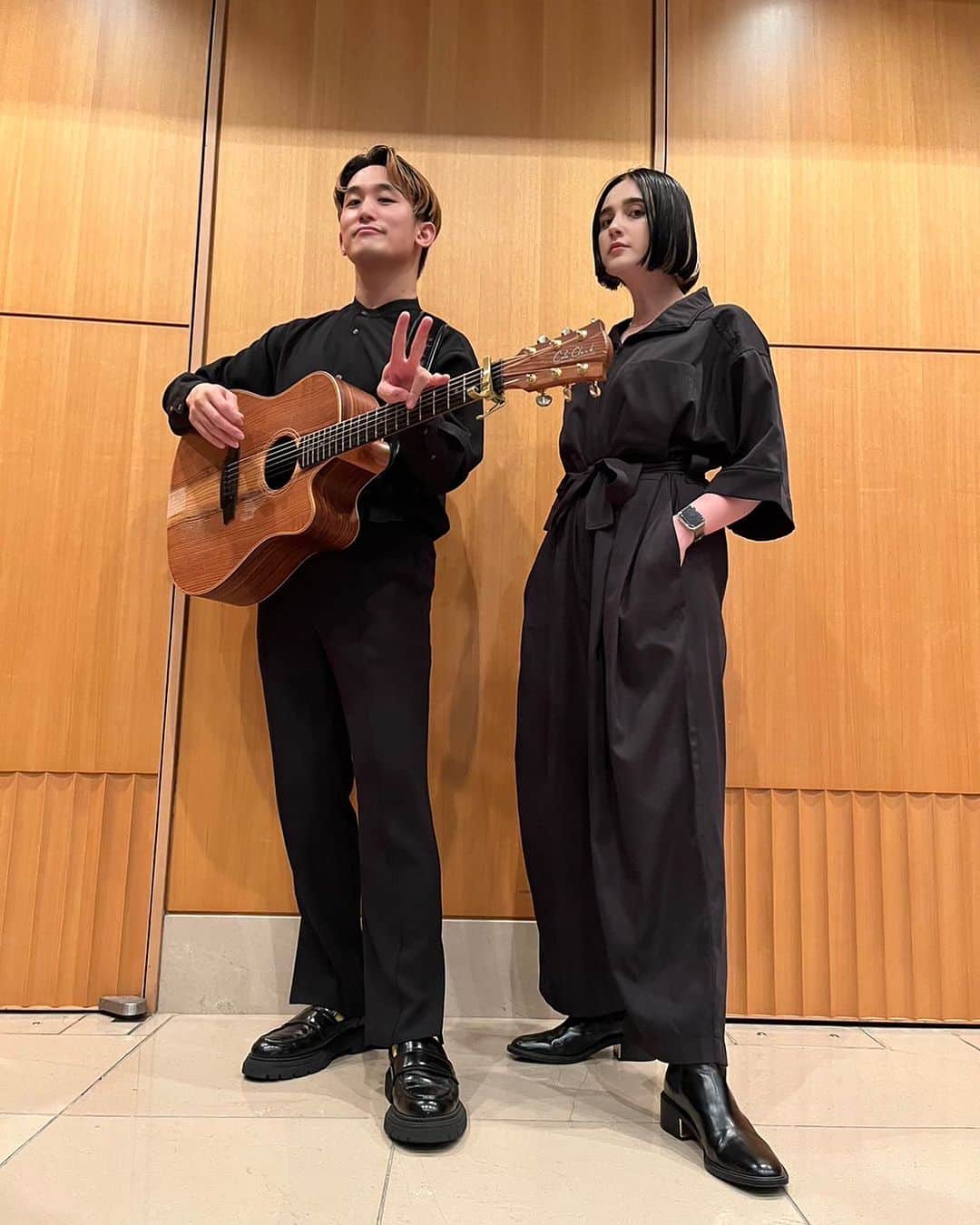 Emilyのインスタグラム：「とあるパーティにお呼ばれしまして歌ってきました♫ お気軽にお声がけくだされ〜😘 #こういう感じもいけるのよ」