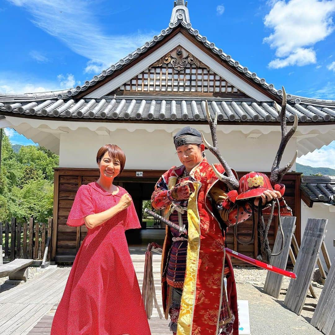 村井美樹のインスタグラム：「明日9/21(木) BS12 トゥエルビ  18:30～19:00 「NEXT TRIP #黄金KAIDO 」長野編の放送があります☺️  徳川家康ゆかりの金山をつなぐ歴史の道 黄金KAIDO（海道&街道）を葵の御紋帳を持って巡る旅。  3回目の舞台は長野県！家康の宿敵であり、味方にもなった真田家を歴史を辿ります。  #信州上田おもてなし武将隊 の #真田幸村 さま に #上田城 の南櫓をガイドしていただきました✨猛暑のロケだったのに、汗ひとつかいてらっしゃらない幸村さまは流石！（私は滝汗でした💦）  #眞田神社 のカラフルでかわいい風鈴に癒された後は、#柳町屋 で信州ブランド林檎  #真田REDアップル を使った #アップルたまごタルト や #りんご甘酒スムージー を堪能。  そして旅の締めは #真田宝物館 と #松代城 へ！  ぜひご覧ください✨  衣装の赤のワンピース🟥（赤備え）は @earth__1999 です。  #旅こけし は #阿保正文工人 の🍎こけし」