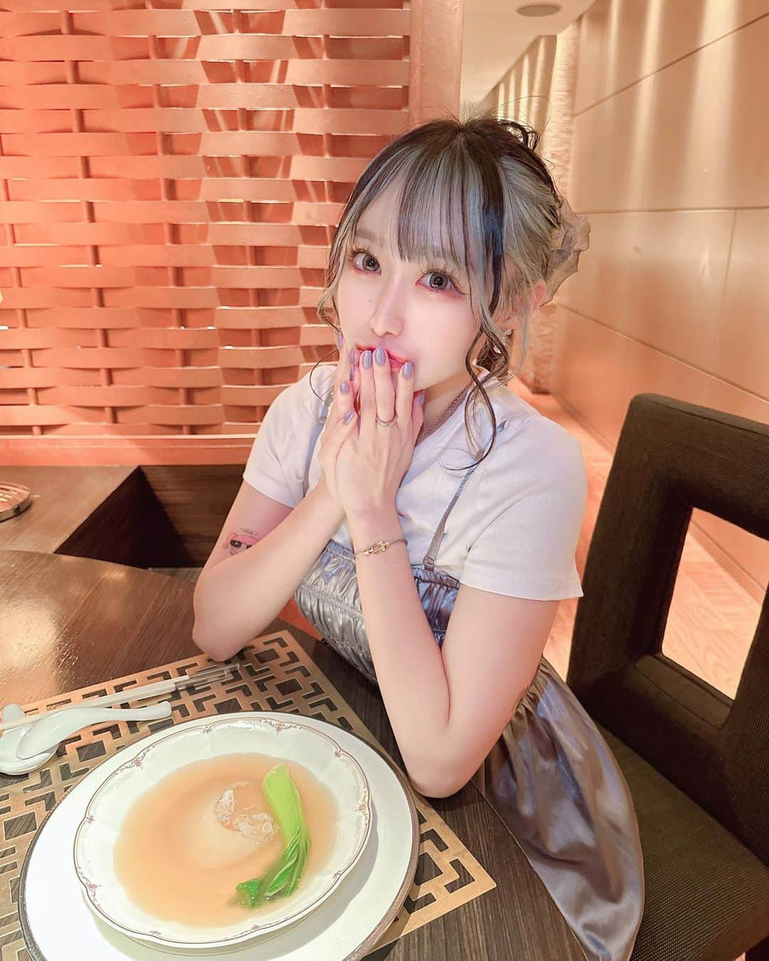 えりぴょんのインスタグラム：「. . 中華食べた日👲🥟 . . せっかく清楚な格好したけどこの後向かった先はお決まりのゲーセンでした😅💦👍🏻 . . . . #中華 #フカヒレ #ゲーセン #お休みの日 #ダンサーの休日」