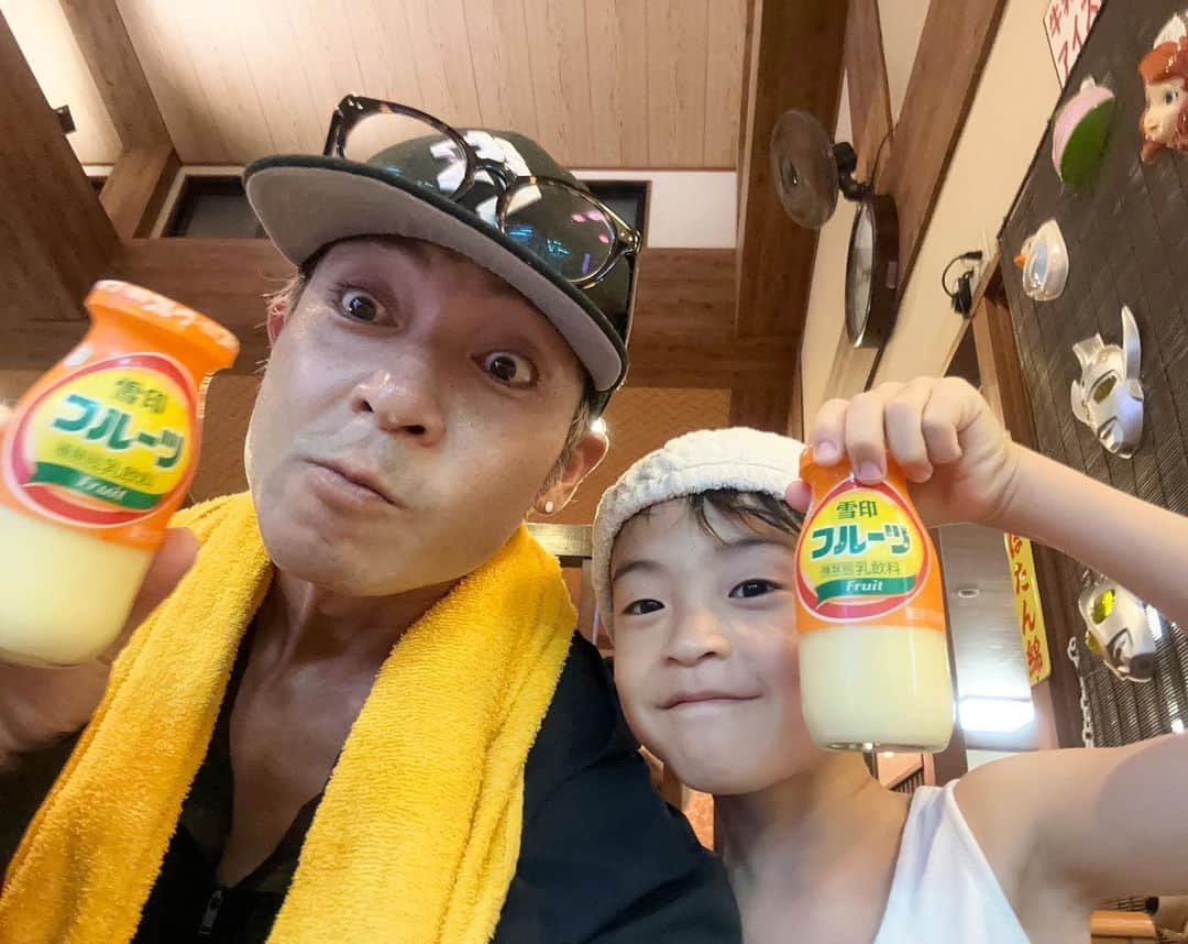 つるの剛士のインスタグラム：「9/9 billboard OSAKAのライブ終わりからの約二週間、毎日✈️北から🚄南と日本中地方行脚。 今日はようやく息子が起きてる時間に帰宅できたのでバイクに乗ってお風呂行ってきた。  いろんな近況話してくれた。 至福。最幸。…身長のびた？ 明日は学校なので長湯せずあがる。 つかお風呂上がりのこれホント美味しいよね。  さ、今週末9/23はbillboard YOKOHAMA。 巷では風邪が流行るなか我ながら体調管理も頑張った。 そろそろ歌モードにスイッチ切り替えてこ。  とにかく、 大学が夏休み期間中でほんと助かった。。😅  皆さんも今日も一日お疲れした♪  #夜風がまだ生ぬるい #秋どこ？ #お風呂の親子連れ姿癒される #大衆浴場は日本の財産だと思う #秋になったら息子とバイク旅計画中やねん」