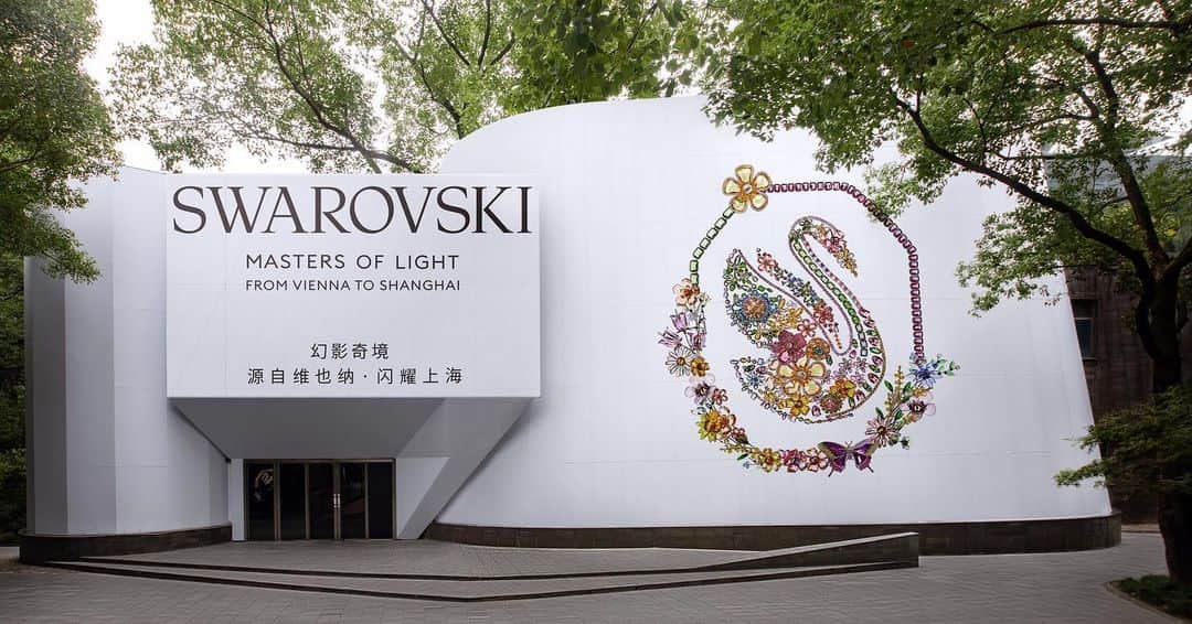 SWAROVSKIさんのインスタグラム写真 - (SWAROVSKIInstagram)「Masters of Light - From Vienna to Shanghai made its global premiere last night at the Museum of Contemporary Art in Shanghai.  It is the first exploration of the heritage and revolutionary spirit, of one of the oldest European luxury brands.  #Swarovski  #MastersofLight」9月20日 23時13分 - swarovski
