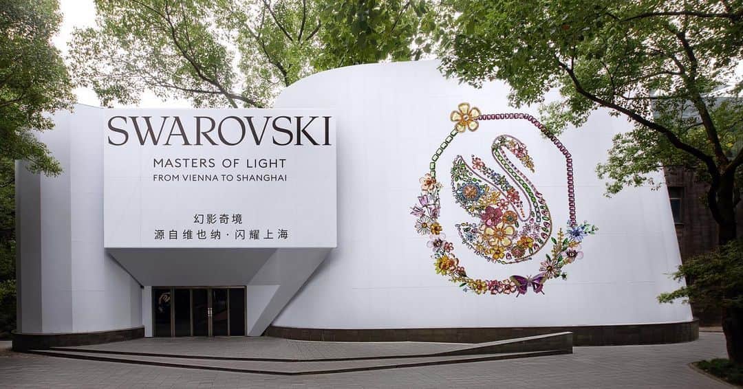のインスタグラム：「Masters of Light - From Vienna to Shanghai made its global premiere last night at the Museum of Contemporary Art in Shanghai.  It is the first exploration of the heritage and revolutionary spirit, of one of the oldest European luxury brands.  #Swarovski  #MastersofLight」