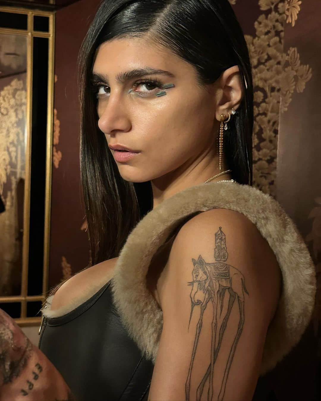 ミア・ハリファのインスタグラム：「🧸🐿️🤎  Thank you @knwlslondon @1warwicksoho @coradelaney @eyc_ltd @l52world @saraburnstudio」
