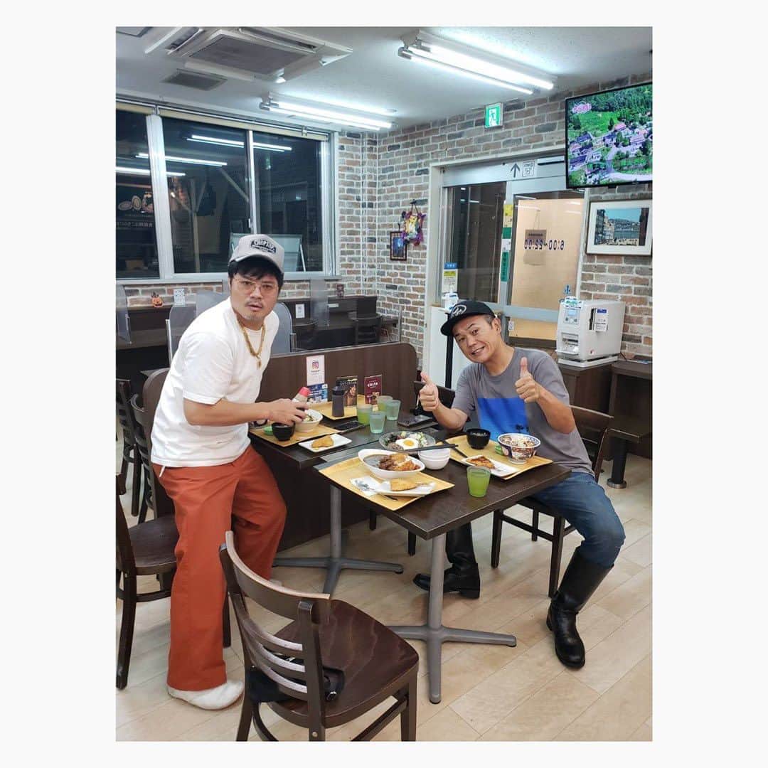 佐田正樹のインスタグラム：「大磯パーキングで晩御飯‼︎ 遅くまでやってくれてるのが嬉しかね‼︎ アジフライ、私はからし醤油で食うのですが、横Gと大ちゃんはソース‼︎ 博多の人間やったら、 からし醤油よね？😁」
