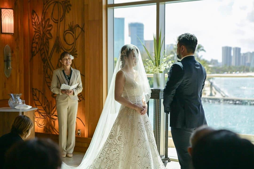 The Terrace By The Seaさんのインスタグラム写真 - (The Terrace By The SeaInstagram)「@the_terrace_by_the_sea Hawaii Wedding情報はこちら𓂃𓈒𓏸  ---------  宗教や場所にとらわれず “オリジナル”の言葉で愛を誓う𓍯  大切な家族や友人に 証人になっていただく人前式  -------------------  = produce = モチーフ @motif_resort  = photo = @betterhalf_hawaii  --------------------  ハワイのザ・テラス バイ・ザ・シーにて 挙式を検討されていらっしゃる方におすすめ✯  2023年9月にオープン11周年を迎えることを記念して、 お得なアニバーサリープランのご案内を開始！  《組数限定 11th Anniversary Plan 最大 28.9万円 OFF！ 》  おふたりのご希望に合わせて選択可能な２つのプランを ご用意。  挙式に必要な基本挙式、ドレス＆タキシード、新婦様ヘ アメイク、アルバムが含まれるシンプルプランA（30組限 定）。  プランB（20組限定）はさらにロケーション撮影や アルバムアップグレードなどが含まれた充実プラン。  プロフィール欄のURLより、ウエディングの相談ご予約 が可能です。 小さい疑問や質問にもお答えいたしますので、お気軽に お問い合わせくださいませ🌺  ザ・テラス バイ・ザ・シーでは、健康と安全を最優先に 配慮し、安心してハワイでの時間を楽しんでいただいて おります𓆉  #テラスバイザシー #TheTerraceByTheSea #TAKAMIBRIDAL #タカミブライダル #MotifRESORT #テラス花嫁 #モチーフ花嫁 #リゾートウェディング #リゾート婚 #ハワイ挙式 #カウイチャペル #人前式」9月20日 23時17分 - the_terrace_by_the_sea