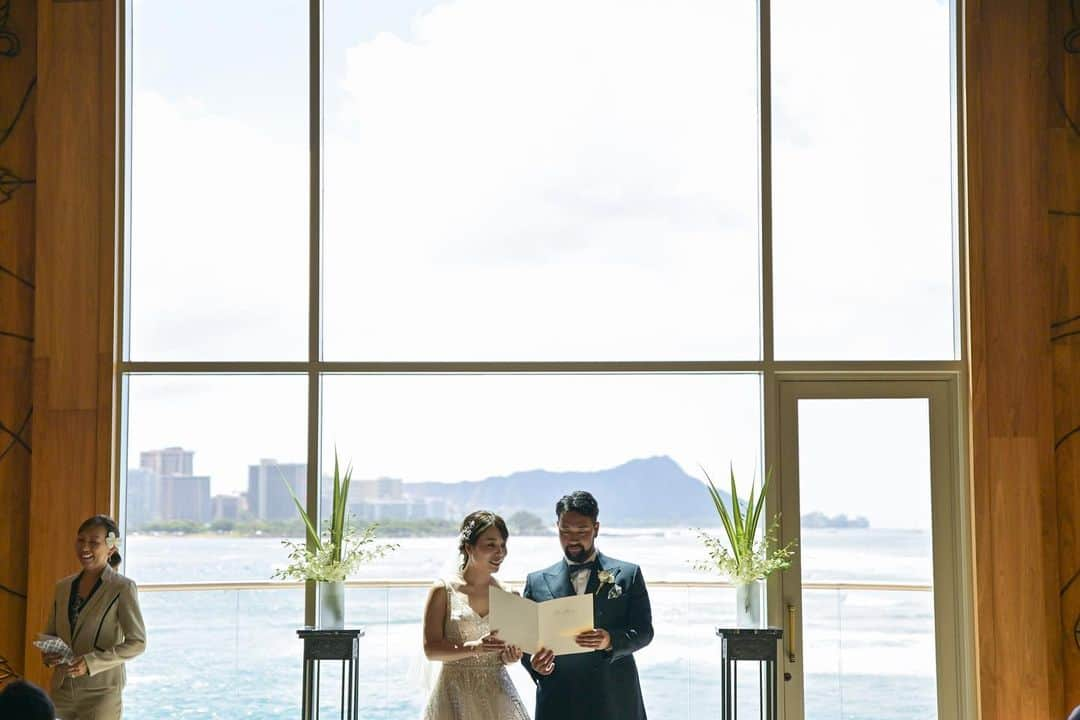 The Terrace By The Seaさんのインスタグラム写真 - (The Terrace By The SeaInstagram)「@the_terrace_by_the_sea Hawaii Wedding情報はこちら𓂃𓈒𓏸  ---------  宗教や場所にとらわれず “オリジナル”の言葉で愛を誓う𓍯  大切な家族や友人に 証人になっていただく人前式  -------------------  = produce = モチーフ @motif_resort  = photo = @betterhalf_hawaii  --------------------  ハワイのザ・テラス バイ・ザ・シーにて 挙式を検討されていらっしゃる方におすすめ✯  2023年9月にオープン11周年を迎えることを記念して、 お得なアニバーサリープランのご案内を開始！  《組数限定 11th Anniversary Plan 最大 28.9万円 OFF！ 》  おふたりのご希望に合わせて選択可能な２つのプランを ご用意。  挙式に必要な基本挙式、ドレス＆タキシード、新婦様ヘ アメイク、アルバムが含まれるシンプルプランA（30組限 定）。  プランB（20組限定）はさらにロケーション撮影や アルバムアップグレードなどが含まれた充実プラン。  プロフィール欄のURLより、ウエディングの相談ご予約 が可能です。 小さい疑問や質問にもお答えいたしますので、お気軽に お問い合わせくださいませ🌺  ザ・テラス バイ・ザ・シーでは、健康と安全を最優先に 配慮し、安心してハワイでの時間を楽しんでいただいて おります𓆉  #テラスバイザシー #TheTerraceByTheSea #TAKAMIBRIDAL #タカミブライダル #MotifRESORT #テラス花嫁 #モチーフ花嫁 #リゾートウェディング #リゾート婚 #ハワイ挙式 #カウイチャペル #人前式」9月20日 23時17分 - the_terrace_by_the_sea