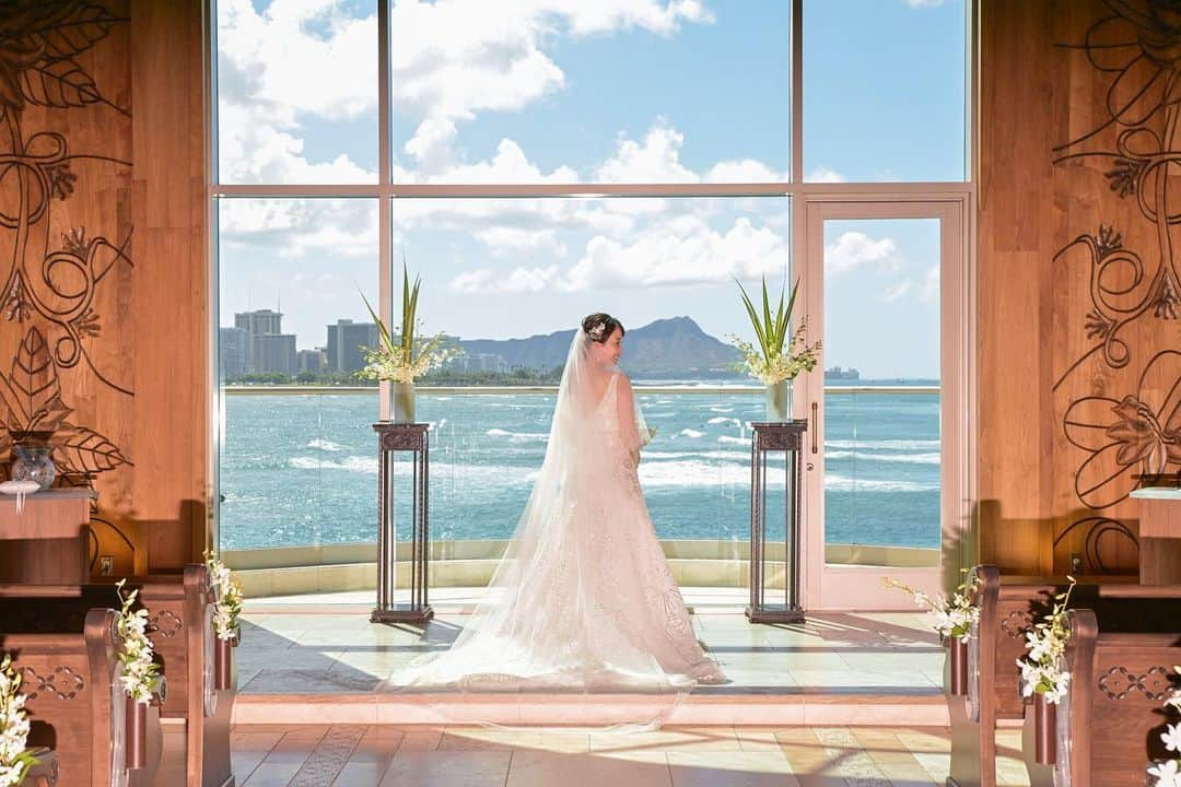 The Terrace By The Seaさんのインスタグラム写真 - (The Terrace By The SeaInstagram)「@the_terrace_by_the_sea Hawaii Wedding情報はこちら𓂃𓈒𓏸  ---------  宗教や場所にとらわれず “オリジナル”の言葉で愛を誓う𓍯  大切な家族や友人に 証人になっていただく人前式  -------------------  = produce = モチーフ @motif_resort  = photo = @betterhalf_hawaii  --------------------  ハワイのザ・テラス バイ・ザ・シーにて 挙式を検討されていらっしゃる方におすすめ✯  2023年9月にオープン11周年を迎えることを記念して、 お得なアニバーサリープランのご案内を開始！  《組数限定 11th Anniversary Plan 最大 28.9万円 OFF！ 》  おふたりのご希望に合わせて選択可能な２つのプランを ご用意。  挙式に必要な基本挙式、ドレス＆タキシード、新婦様ヘ アメイク、アルバムが含まれるシンプルプランA（30組限 定）。  プランB（20組限定）はさらにロケーション撮影や アルバムアップグレードなどが含まれた充実プラン。  プロフィール欄のURLより、ウエディングの相談ご予約 が可能です。 小さい疑問や質問にもお答えいたしますので、お気軽に お問い合わせくださいませ🌺  ザ・テラス バイ・ザ・シーでは、健康と安全を最優先に 配慮し、安心してハワイでの時間を楽しんでいただいて おります𓆉  #テラスバイザシー #TheTerraceByTheSea #TAKAMIBRIDAL #タカミブライダル #MotifRESORT #テラス花嫁 #モチーフ花嫁 #リゾートウェディング #リゾート婚 #ハワイ挙式 #カウイチャペル #人前式」9月20日 23時17分 - the_terrace_by_the_sea