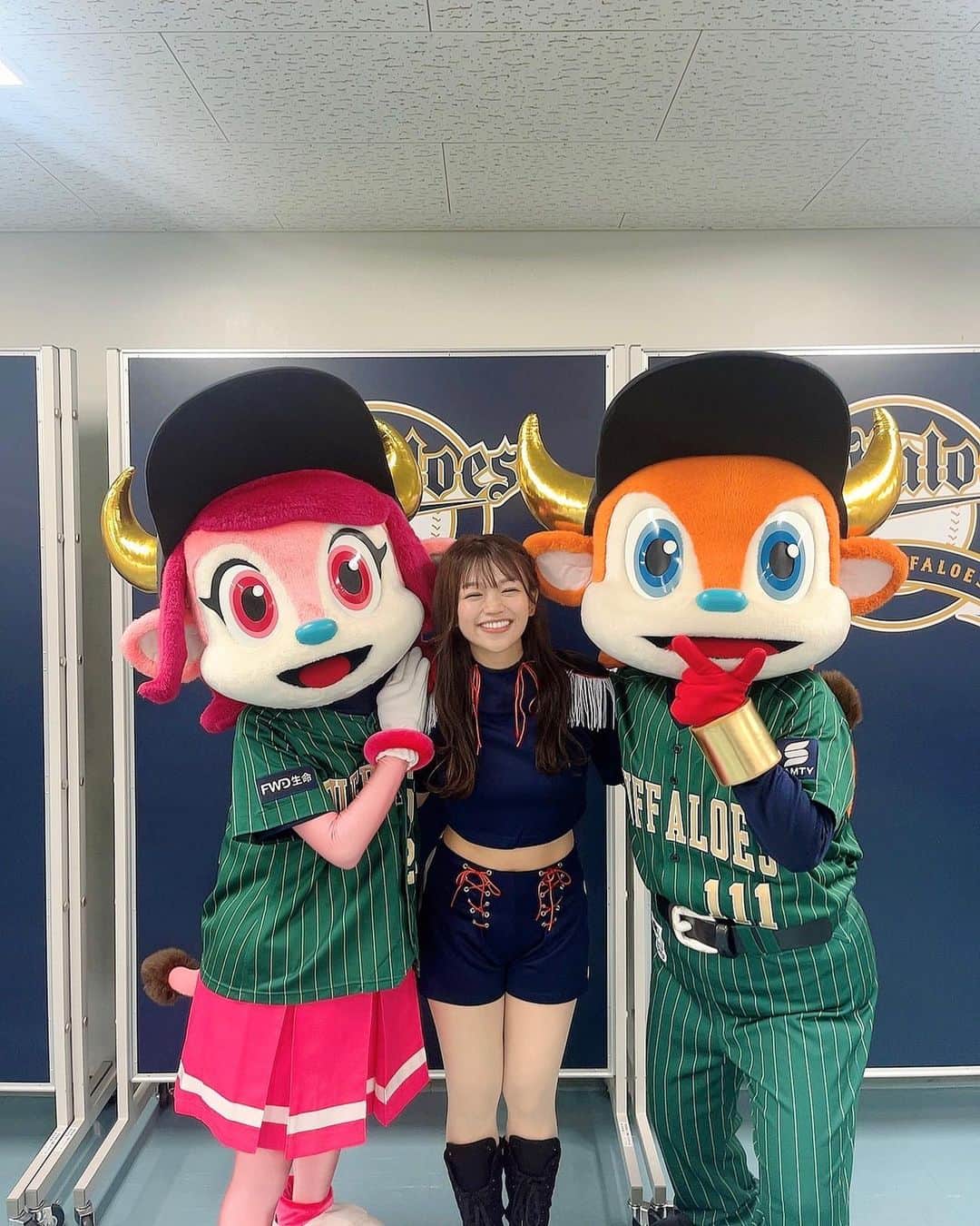 岡村茉奈のインスタグラム：「. BsGirlsでの活動をきっかけに 野球に触れてバファローズを 好きになった私が今こうして… 今度は様々な方にバファローズの魅力を 伝えれる立場にいることが嬉しいです😭♥️  だいすきな京セラで、 また始球式投げれるように頑張ります✨  #オリックスバファローズ #オリックス#バファローズ #ビール#プロ野球#野球#野球観戦 #orixbuffaloes#orix #baseball#bs2023 #camera #instgram#instagood #japanesegirl #japan #follow#followｍe」