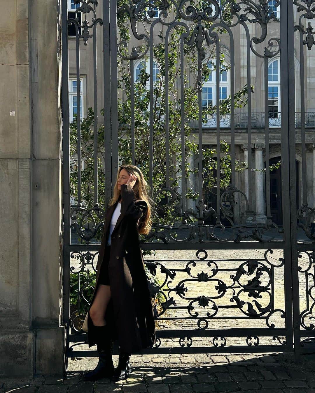Mathilde Goehlerのインスタグラム：「@veromoda dream coat 🤎」