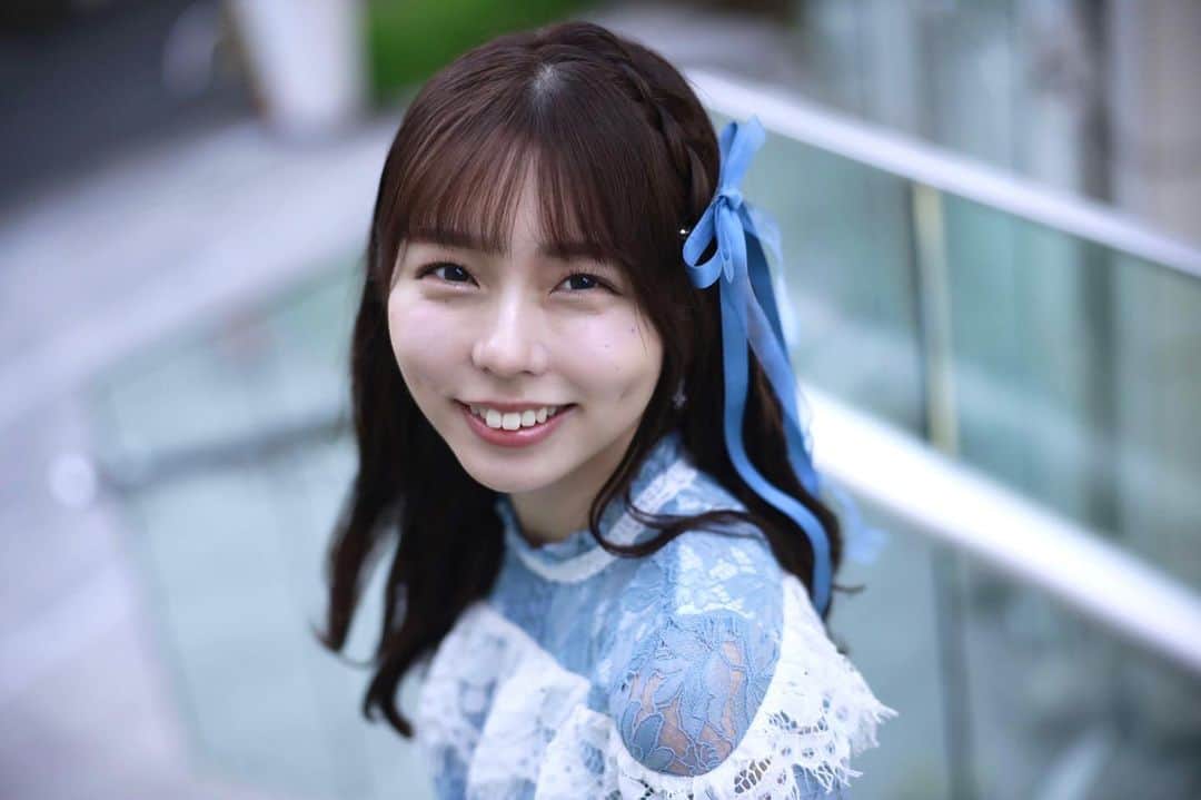 篠原望のインスタグラム：「. 🎂💐 . . 本日誕生日を迎えました🫧 . . 出会えて良かったと思ってもらえるよう これからも頑張ります！！！ . 優しくしなやかな人になりたいな‪𓂃 𓈒𓏸 . . 今後もよろしくお願いします🐇🩵 . . #誕生日 #バースデー #birthday #ポートレート #portrait #篠原望」