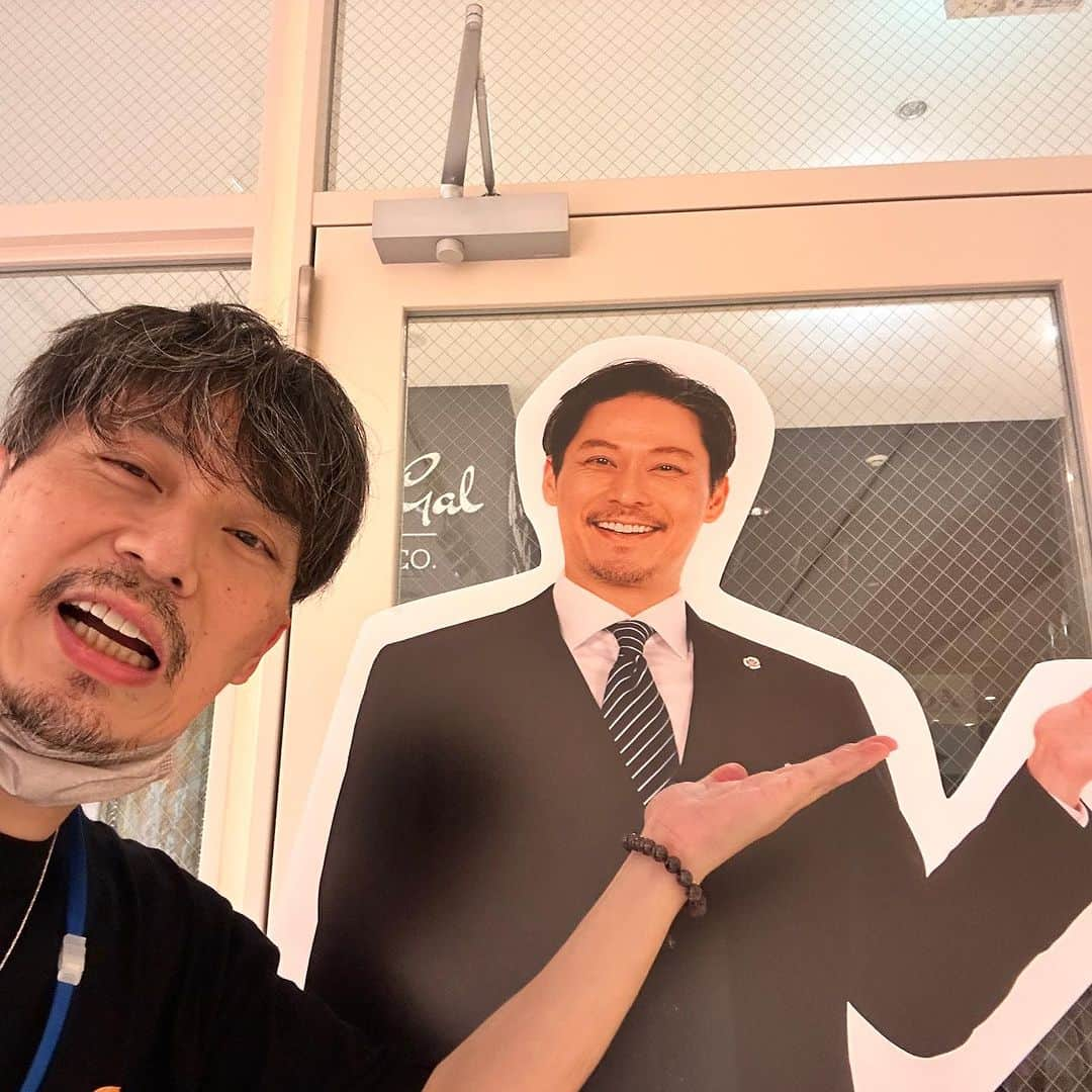 坂東工さんのインスタグラム写真 - (坂東工Instagram)「いよいよ明日から個展が開催！ 準備期間も含めて3ヶ月間くらい、様々な方達が尽力して下さいました。  ・無茶な額装依頼にいつも笑顔で応えてくれる福樂ののりさんとこま美術の皆さん ・100kgを超える作品も我が子を抱くが如く丁寧に運搬してくださる池田ピアノ運送の皆さん。渋谷のビッグビジョンの広告までお手配いただきました ・チラシから巨大サイネージ、深夜のやりとりも優しく対応してくださったデザイナーの菅野佐智さん ・万博会場視察やラジオのご紹介まで、関西方面に不慣れな僕を手取り足取りご協力いただいた白濱さん ・新潟から大切貢献の絵「I AM」を運んでくれた板倉さん ・オーラアートのモデルになっていただいた木村れい子さん、アーサー・ホーランドさん、水田あゆみさん＆桂山晃輔さんご夫婦 ・滋賀県賀茂神社に奉納した「白い太陽」を快くお貸しいただき、祝詞まで上げていただく禰宜の岡田さん ・深夜にもかかわらず搬入作業に「はい」か「Yes」か「喜んで」とお手伝いしてくれた新井さんと新井ファミリーの皆さま ・PARCOさんとのご縁を繋いでいただき、イベントコンセプトから交渉、心の支えまで幅広くプロデュースしてくださっている久々野智小哲津さんと松原さん ・いつも無茶振りにもかかわらず迅速に対応してくれる楠野さん ・オーラアートのコンセプトからエネルギー調整まで、僕のアートを育ててくれている七海さん  皆々様に心から感謝します！  そして心斎橋PARCOの皆さま。このような機会を与えて頂きありがとうございます。 会期終了まで安心安全丁寧に行ってまいります。  皆様のお越しを心からお待ちしております。  坂東は 21日夕方くらい？ 22日お昼頃〜15時くらい 23日神出鬼没 24日イベント13:00~18:00 くらいまで在廊予定です。 よろしくお願いします。」9月20日 23時27分 - takumimoriyabando