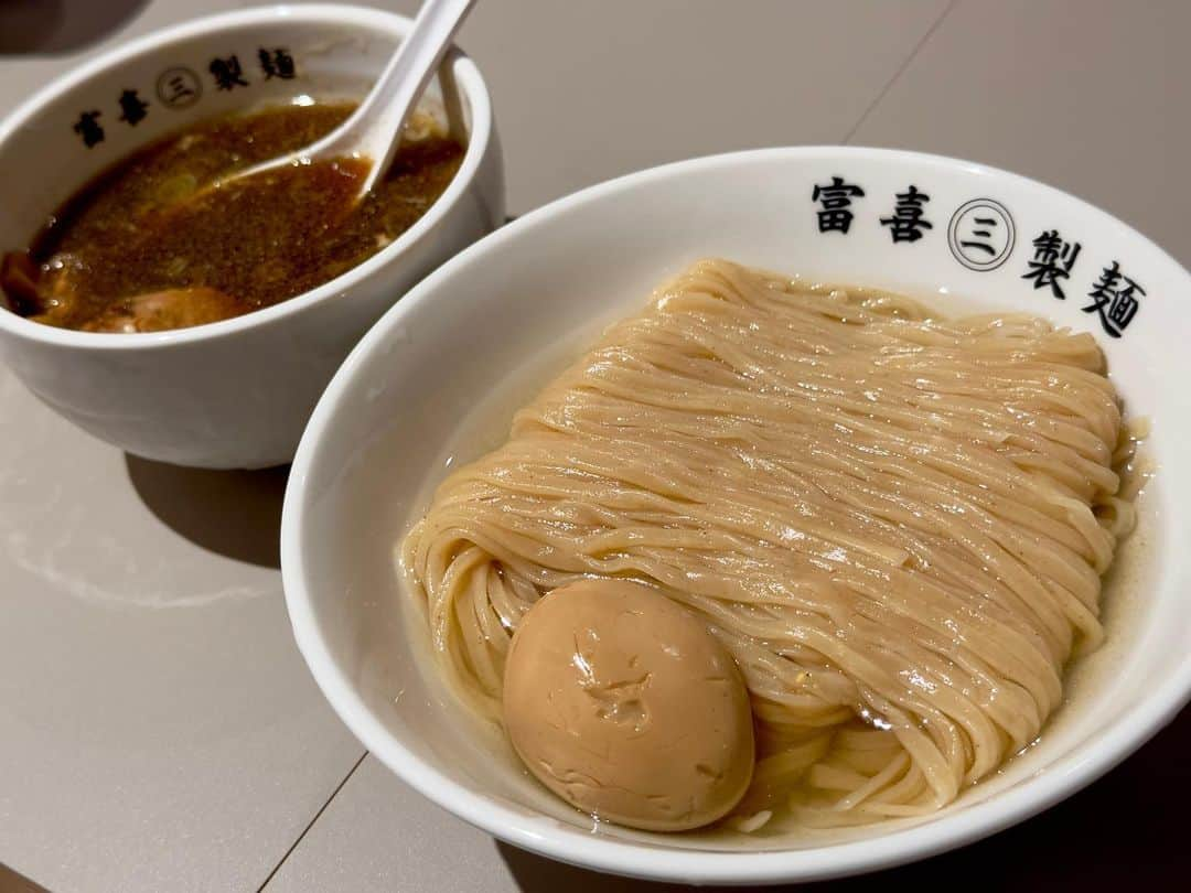 わっきーのインスタグラム：「熊本で最高峰の製麺所「富喜製麺研究所」が、東京/六本木に上陸。 昆布水つけ麺が看板メニュー。 中華そばも人気らしい。 そして六本木限定の二郎系ラーメンもあり。 あと煮卵も絶品だった。  #富喜製麺研究所 #富喜製麺研究所六本木店 #つけ麺 #昆布水つけ麺 #中華そば #製麺所 #熊本グルメ #六本木グルメ #わっきーtv」