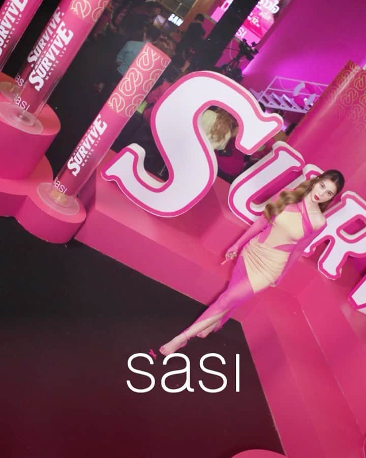 のインスタグラム：「เก้าพา sasi SURVIVE ลิปกร้าวใจ มากับโชว์สุดอลังการที่งาน sasi Girls Can SURVIVE Event กลางสยามพารากอนเมื่อวานนี้ ❤️ ฝาก #sasiลิปกร้าวใจ บอกเลยว่า แมทปาก สีชัด ติดทน กร้าวใจสมชื่อจริงๆค่ะ 💄💋  #sasi #เชื่อศิ #sasiSURVIVE #sasiSURVIVEEvent  #sasiSURVIVEลิปแมท」