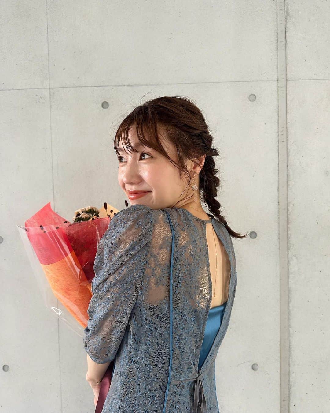黒田りさのインスタグラム：「💐 先日、表彰式の司会をしたときのお洋服♩ 帰りに「りささんにお願いしてよかった〜」って言ってもらえることが何よりの喜びです！☺️💪  受賞された方が、このまま旅行に行くからと花束を分けてくださった😌💐  おしゃれな花瓶集めたいな…！  👗　@fray_id  背中の開き具合とレースがかわいいパイピングドレス⋆｡˚✩ 👧ヘアメイクは　@tabi____ra   #パーティードレス #パーティー司会#福岡司会」