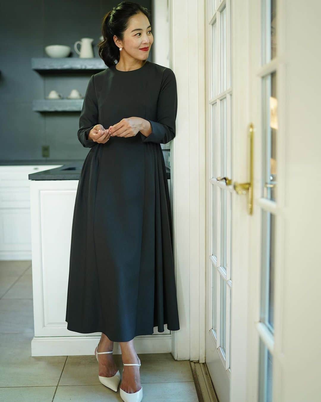 鈴木六夏のインスタグラム：「発売まであと２日！ mature のブラック🖤  例えばマトリックスチャートで仕分けたら、最もベーシックで、どんな女性にも似合う。そしてブラックフォーマルまでこなせる対応能力の高さ。  それがEVERYDAY DRESS mature の黒だと思います🫡  定番として、何度目かの登場ですが 今までより美しく、サイズも増え、 まくった袖の裏側まで綺麗に整えて 再登場です！  9/22 （金）21:00」