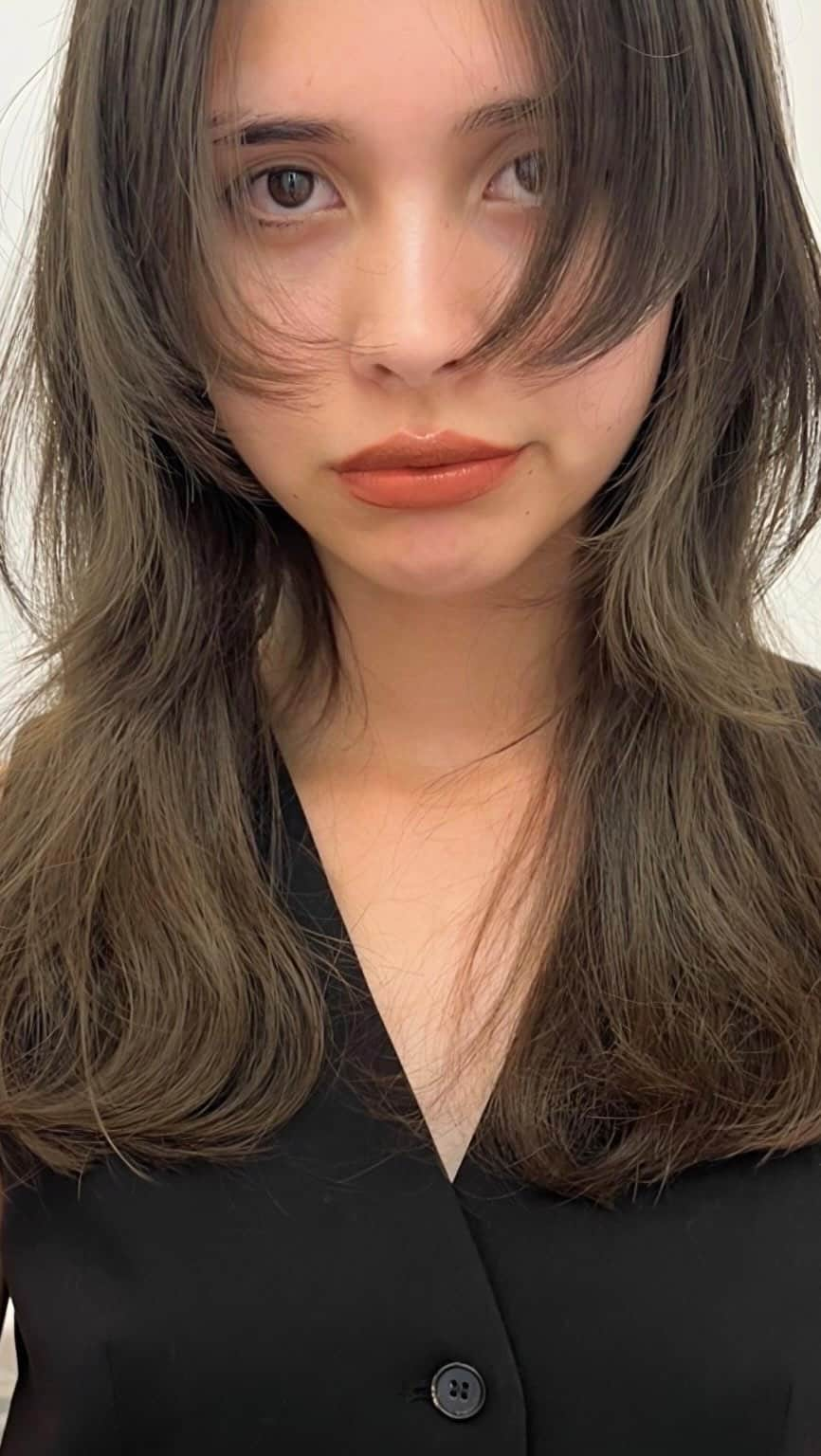 マツオモモコのインスタグラム：「layer cut & styling✂︎🖤 . hosanaちゃんのlayerをメンテナンスして、今の季節らしくニュアンスを出せるように 滑らかにfitするcut lineと質感づくりを大切にしています🤍 . . #hair #cut #color #layer #layercut #レイヤー #レイヤーカット #デザインカット #ニュアンスカット #ニュアンスヘア #ニュアンスカラー #秋ヘア #ヘアスタイリング #ヘアスタイル #ヘアスタイルチェンジ」