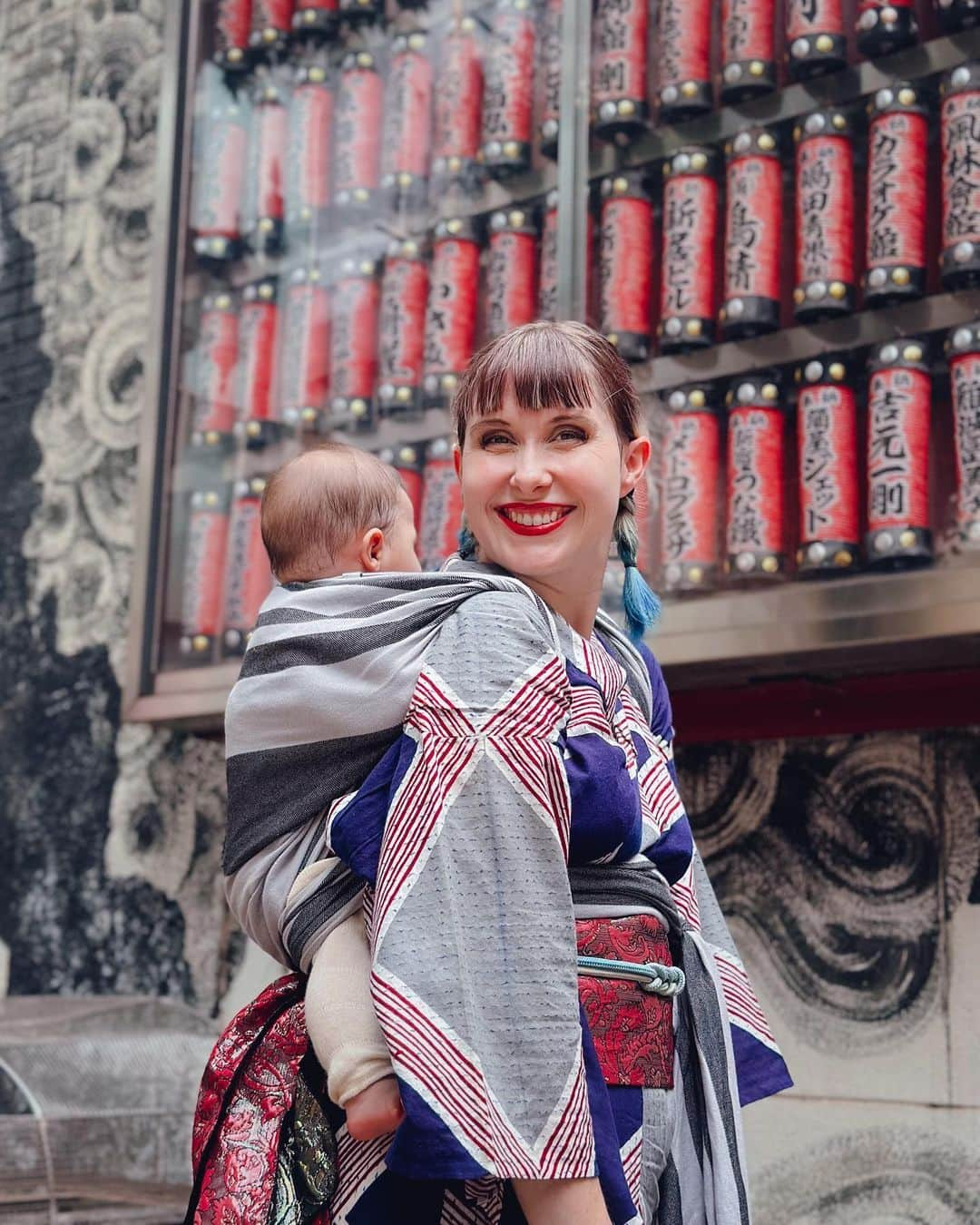 Anji SALZのインスタグラム：「What makes you happy? For me it’s definitely wearing kimono but with kids and just daily grocery hunts and breastfeeding on demand I often feel too lazy to dress up or even put on any makeup 😭 Really want to make an effort again once the temperatures will be more pleasant out there 🔥   So happy to wear my new obi from @gleshimakimono and my go to wrap from @lennylamb 💕 The soft obi really help when babywearing.   着物を着ると幸せになるけど、この暑さと毎日子供との買い物や遊びと授乳であまり着ないわ。  涼しくなってからまた頑張ってみたいなー👘❤️  アンティークの浴衣に @gleshimakimono の新作へこ帯。おんぶすると柔らかい帯は赤ちゃんにも気持ちよさそう❤️ ベビーラップは @lennylamb ✨ @moinmoinbaby.shop からコンサルや注文可能。  #yukata #kimono #japanesekimono #ootd #babywearing #着物コーディネート #着物 #和装」