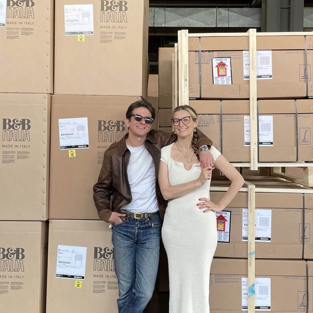 のインスタグラム：「When Luisa Bertoldo and Francesco Mandelli crossed paths with B&B Italia, it was love at first sight. The Camaleonda sofa system, with its squishy, generous forms and characteristic capitonné buttoning, immediately captured their attention and stole their hearts.  @luisabertoldo @francesco_mandelli @davide_fabio_colaci  #bebitalia #design #Camaleonda #MarioBellini」