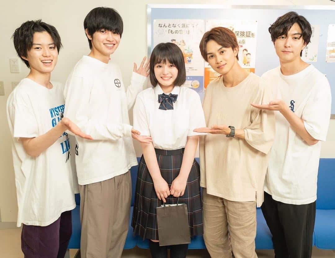 のインスタグラム：「「ばらかもん」最終話の余韻に浸っているのも束の間、 このあと24:30〜は「みなと商事コインランドリー2」も最終回を迎えます！ シン兄と湊さんはどうなるんですかね…😭幸せになって欲しい！！🌸  お2人のインスタライブも覗かせていただきました（笑） 西垣さんが桜子のキーホルダーを家の鍵に付けてくださってるということでとても嬉しいです！桜子最大の防犯パワーを送っておきます(?)  みなしょー2最終話！ぜひご覧ください！」