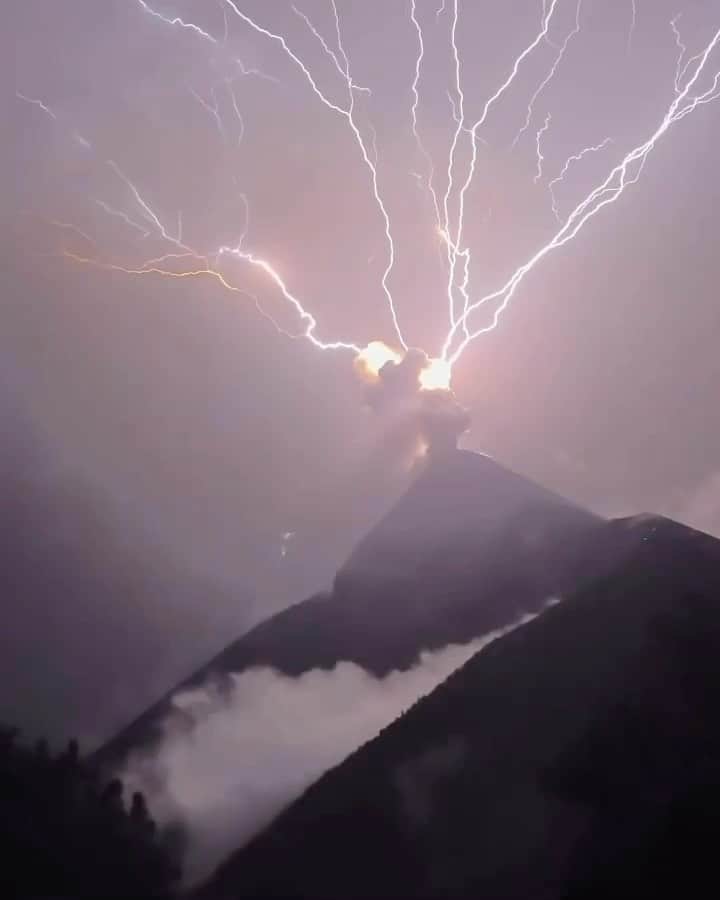 Tainá Müllerのインスタグラム：「Imagens incríveis de uma tormenta elétrica em conjunção com um vulcão em erupção, de @_paulhoward_ 🌋⚡️」