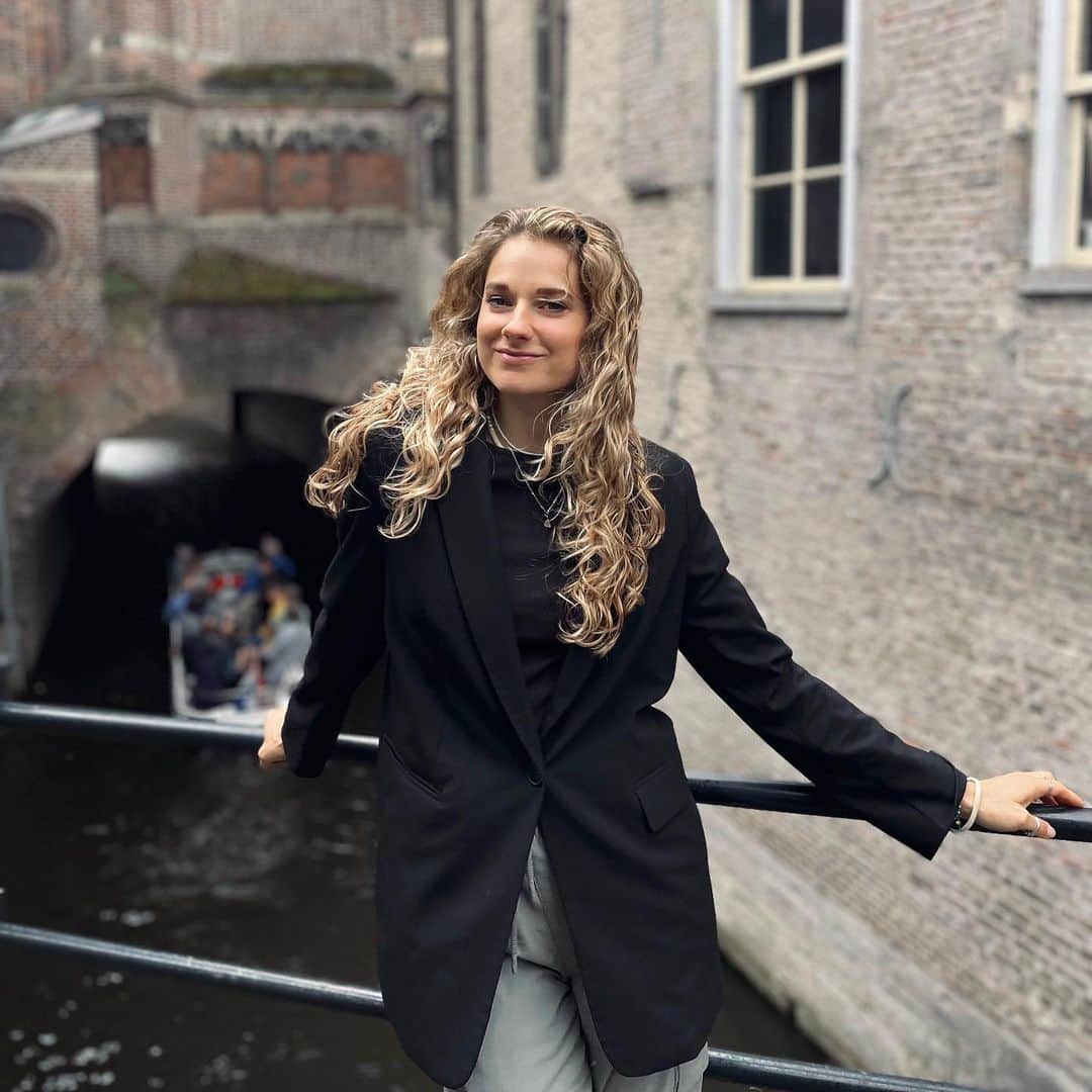 ラウラ・デ・ウィットのインスタグラム：「Simply the best 🐚 @purelou.nl」