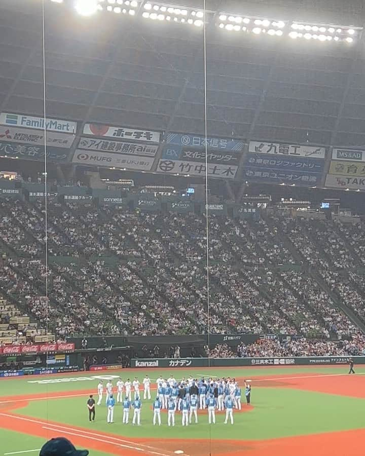 秋吉亮のインスタグラム：「きむの引退試合⚾️  最終打席ナイスヒット😭 感動した…😢💦  17年間お疲れ様でした🥺⚾️  #木村文紀 #プロ野球 #北海道日本ハムファイターズ #埼玉西武ライオンズ #投手 #野手 #同級生 #感動 #ヒット #ベルーナドーム #17年間お疲れ様でした」