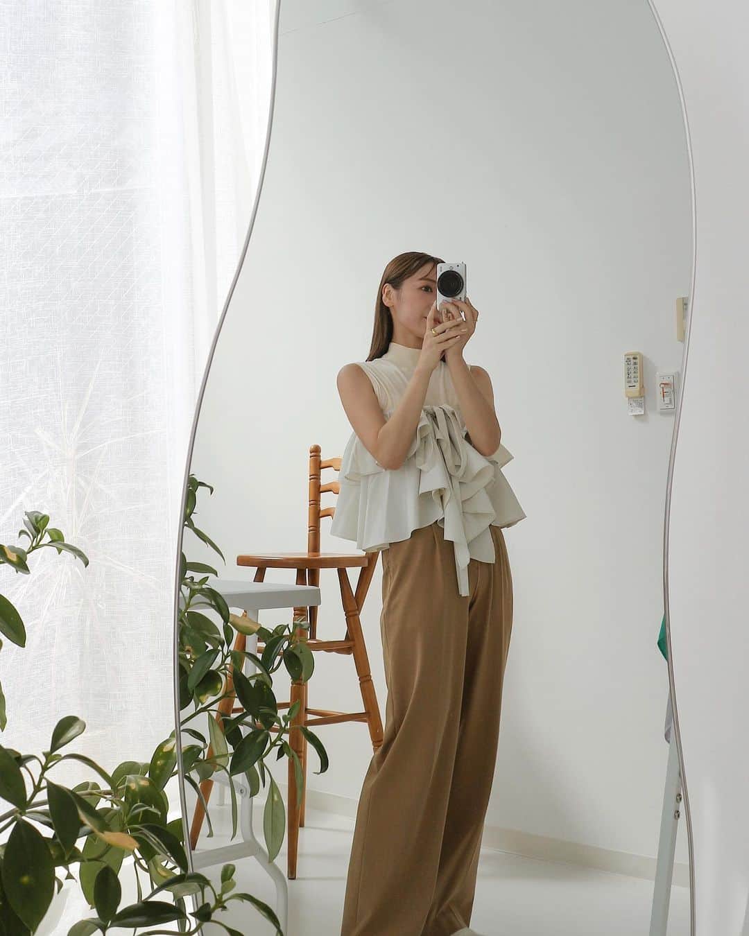 小川陽香のインスタグラム：「in Kyoto ，Osaka ♡ 今回の関西出張の目的☺️🫶🏻 ㅤ ⚫︎サイアートパーソナルカラーの勉強会 ⚫︎パーソナルカラー＆自分型骨格診断 ⚫︎Photo Lesson ㅤㅤ 久しぶりに対面の勉強会に参加できて良かった！ 毎回新しい学びが必ずある。。！ サイアートもほんっとにパーソナルな診断なの🥹✨見るポイントも使うツールも診断の手法も考えた人すごいなぁ〜っていつも思う✨ 診断予約をくださるお客様のためにも、学び続けて良いアドバイスが出来るように頑張ろって身が引き締まります💞 ㅤㅤ ㅤ 診断も1日のみ2名様限定でカラーと骨格診断を♡ 関西のお客様に会えて嬉しかった〜！🥹 しかもアパレル時代から知ってくてる方々で！もう何年も前なのに今でもそういう方がいてくれて幸せでしかないよね😭 ありがとうございます♡ また、大阪でも診断したいな♡ ㅤ ㅤ Photo Lessonもまさかの方々が受けてくださって😭 今回、初級＋応用編で日頃どういう風に撮影してるか、アイテムの使い方とか私のおすすめアプリとか、こだわりの裏側をシェアさせてもらった☺️🫶🏻置き方ひとつ、編集ひとつで全然変わるし、写真もその人の味が出るから楽しい💞 また東京でもやるので興味ある方はぜひご連絡ください♡ ㅤ ㅤㅤ とにかく今他にも色々やりたいことたくさんあって！！ 最終的なゴールは決まってるけど、それには直接関係ないけどやりたいこととかもあったりで、てんやわんやしてる😂 でも一旦やってみないことには始まらないし、感覚タイプすぎる私が楽しそう！とか心踊るものを優先してやってこ〜って思ってる🩰 ので、また何か始めるときはお知らせします🤍🌼  ㅤㅤ 深夜のつぶやきでした🧏🏼‍♀️ ㅤ ㅤㅤ ㅤ ㅤ 最後の2枚はお気に入りリップと、 今回持って行ったお気に入りパック✌🏻ㅤ♡」
