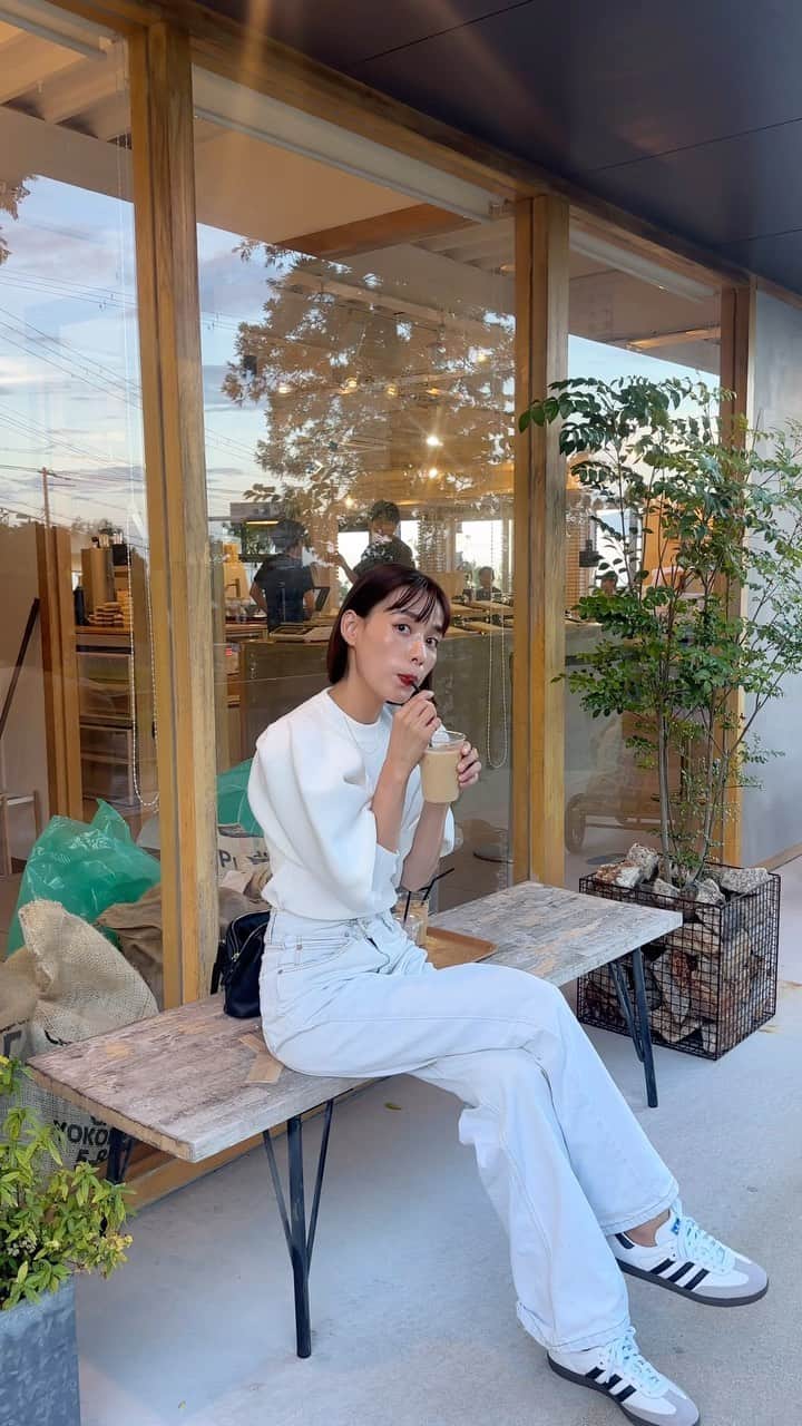 小西翼のインスタグラム：「. balloon sleeve knit🫶🖤 ボリューム袖が可愛い🥺 どんなボトムスにも合うから ヘビロテになるやろなぁ🖤  9/22から販売開始✨  #ejin#エジン#ままコーデ」