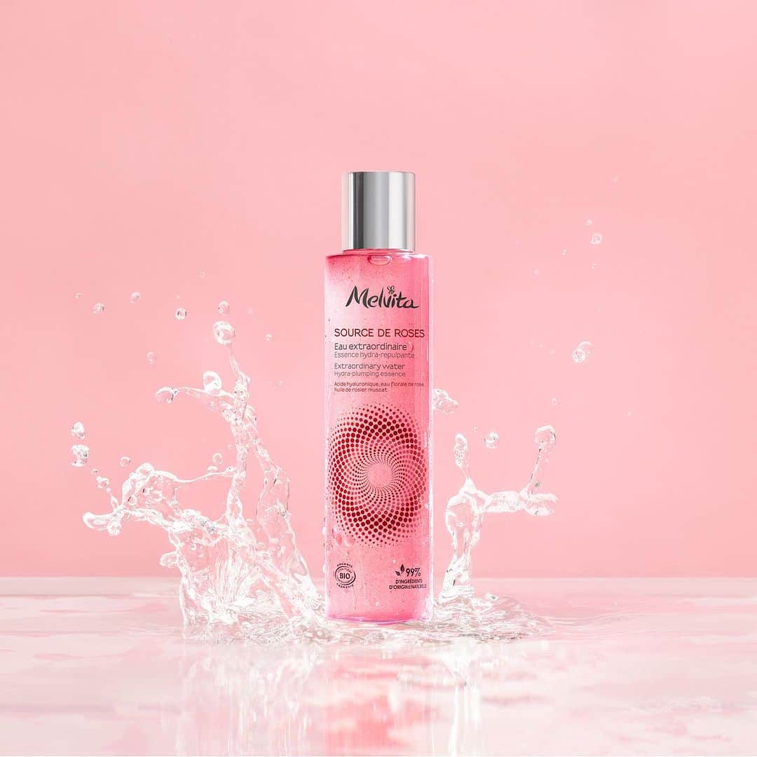 Melvita Officialのインスタグラム：「Une nouveauté extraordinaire 💕  Notre Eau Extraordinaire de rose fait peau neuve et devient l’Eau Extraordinaire Source de roses. ​  Cette nouvelle essence hydra-repulpante infusée en huile de rose de muscat bio micro-fractionnée et en acide hyaluronique naturelle vous procure une peau intensément hydratée et repulpée !​  Procurez-vous vite ce boost d’hydratation sur Melvita.fr」