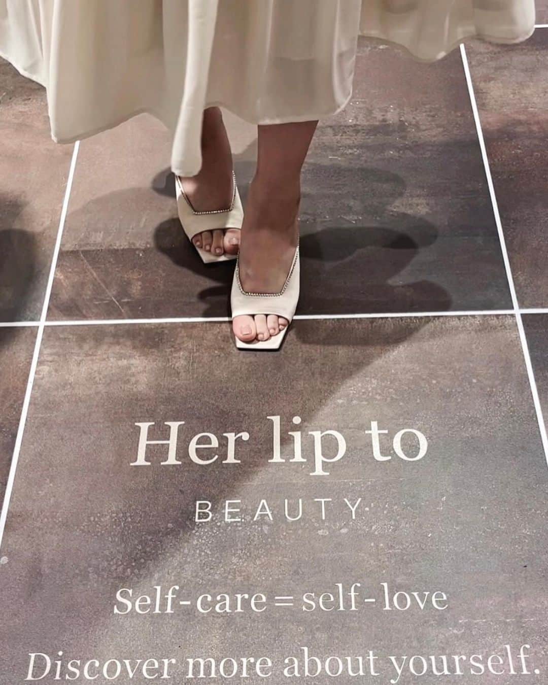 小嶋陽菜さんのインスタグラム写真 - (小嶋陽菜Instagram)「Her lip to BEAUTY初の旗艦店が 大阪にオープンしました🏛️🪞 いつも素敵な反応をいただく皆様のおかげです！ありがとうございます🤍  Her lip to BEAUTYは "Self Care = Self Love" をテーマにブランド作りをしてきました。 その想いがプロダクトからも空間からも感じられる場所になっているはず..✨  エクリュベージュで統一された 18世紀フランスの「Salon（サロン）」がテーマの店内。ブランドとお客様との社交場という意味も込められています😌🤝  語りきれない想いが詰まってる🤍 お店だけではなくブランドが発信する全てがそうなんだけど最近はお伝えする機会があまりなくて、、でも今日は新幹線で少し時間があるので書き出してみます  1, 足元にはブランドロゴとメッセージが🤍  2, Hの柱の前で✨  3,4 店内は“H”を模った柱や、細かい部分にこだわりを詰め込んだので楽しんでいただけたら嬉しいです！壁や什器を選ぶシーンなど、YouTubeのSummer Vlogを見てみて🎞️✨  5, Her lip to BEAUTYのフルラインナップが並び、テクスチャや香りをお試しいただけます💁‍♀️香りにこだわりがあるのはもうたくさんお話してきたので知ってもらっていると思うので割愛します笑、全5種類。自分自身を演出する、特別な存在になる香り🌹みんなは今どの気分？✨プレオープンから初日はディフューザーがとても人気でした👏  6,7 ショッパーやギフトボックスもこのお店のためのもの。自分へのギフトや大切な人にシェアする時に気分のあがるデザインに。 特にギフトボックスはお気に入りで、バッグのように持ち歩きたくなるデザイン。プレゼントで渡すシチュエーションを私たち大人が数人で渡し合ったり、渡すシーンを演じてイメージしてみたり😂「お誕生日おめでとう！これプレゼント！」とか何回もやってみた笑。デザイン、カラー、素材、大きさを何回も調整して完成したの✨特にカラーは最後の最後まで悩んだ🥺Herliptoで使う絶妙なピンクって伝えるのも色出しも本当に難しいの😫ピンクが好きで大人だからこそ、そこにこだわってる✊パントーンで色番号を指定してください！って言われてもパントーンにはなかなかないの。オフィスで見て、照明の雰囲気のあるご飯屋さんで見て、それでも決められないから私の家で見て笑。そんな風に作った思い入れのあるアイテム。  8, 制服も初めて作りました✨Herliptoのドレスにするかすごく悩んだんだけど、BEAUTYのお店で制服のドレスがあったら素敵だなと思って。お客様はもちろん、働くスタッフにとってもときめく場所になるように。みんなすごく可愛かった！　　　　　　　　  9, ビューティジャーナル📖こちらはHerliptoで好評で、このジャーナルをきっかけにブランドを知った、好きになった！と言う方が実は多いアイテム。自分自身の思考や行動を振り返り幸せを感じる瞬間が増えていくことをサポートするノート。ファブリックにゴールドの箔押しで見た目も可愛い。私も枕元に置いていて朝クリアな状態で書き込んだりしています..✒️Self Loveの習慣が1人でも多くの方に届きますように..🫶 オープン記念ノベルティは、 柱をイメージしたPILIER(ピリエ)のHロゴが入ったツイードトートバッグ。表面感のある素材だからあえてシンプルに🩷  10, 限定アイテムのミラー🪞 Herliptoの定番でもあるローズカラーの大理石を使ったスタンドミラー。 アーチのミラーにブランドらしいリップのシェイプ。トレイ部分にジュエリーを置いたりインテリアとしても素敵でモダンな印象にしてくれます。インテリア好き&ストーン大好きな私としては、こんなに可愛いミラーは他にないと思ってる！！ぜひみんなのお部屋に置いてほしい✨これはなんと言ったら良いかわからないのですが、Herliptoのストーンアイテムはかなりお買得です..🤫素敵なものを手に取りやすい形でシェアできたら良いな!と言う想い、、これは全体を通してあるテーマですが、ストーンアイテムは特に。ストーン好きな人わかってもらえるはず🌟 リップのシェイプも、リップ！にならないようにアートなデザイン。今日お客様に「このリップの形が気に入っていて、猫に見えるから🐈」って言っていただいて、たしかに！横を向いて座ってる猫にも見えなくもない！そういうの素敵って思った❤️  と、まだまだありそうだけど初日だしこんなかんじ😼？9月からLOFTで展開が始まったり、アットコスメに置いてもらったり、今は六本木の蔦屋書店と二子玉川の蔦屋家電でも小さなポップアップをやっていたり！手に取っていただく機会も増えて、毎日嬉しい反応をたくさんいただいています🙇‍♂️✨使っていただいた皆さんの毎日が豊かになるように、想いを込めて発信していきます。  本日オープンした旗艦店。 初日から時間を作ってご来場いただいた皆様、ありがとうございます🙇 ブランドらしさが詰まったときめきを感じる特別な空間となっています✨ぜひ足を運んでください。最後まで読んでいただき、ありがとうございます😼❤️‍🔥」9月20日 23時35分 - nyanchan22