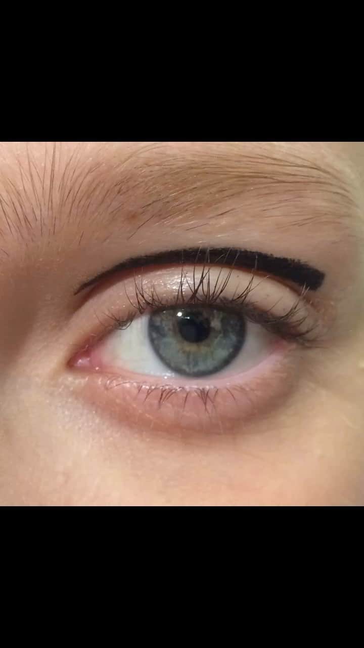 ValGarlandのインスタグラム：「Blinkin Heck …… it’s Wednesday ✔️✔️✔️  #humpday #eyeliner #dingdong #valspiration #valgarland」