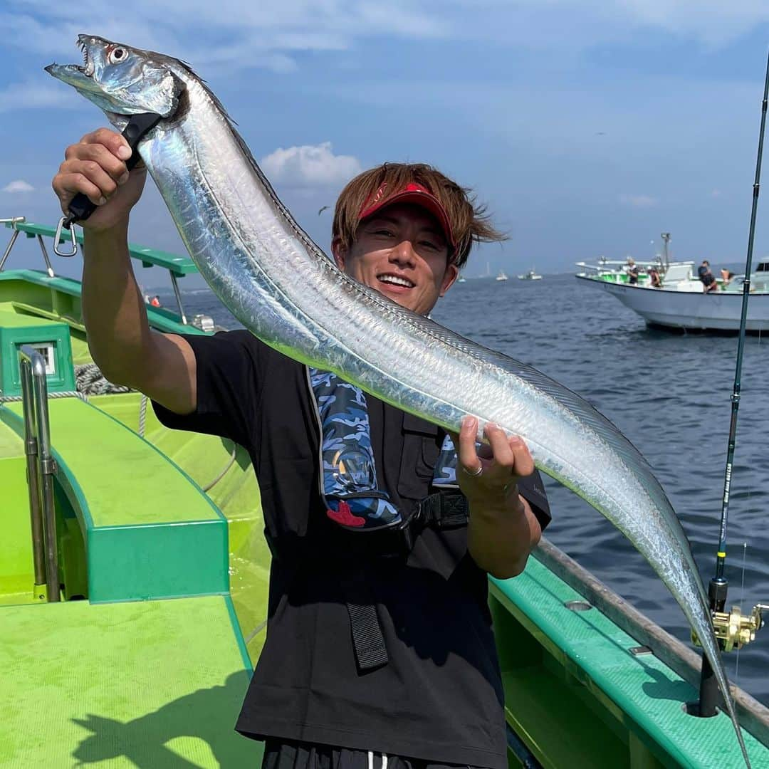 杉浦太陽さんのインスタグラム写真 - (杉浦太陽Instagram)「釣りは一生のライフワークだな🎣  catch＆eat‼️  @sugiurataiyou_official  #太刀魚ジギング  #ドラゴン降臨🐉 #自己最高 #指7本半 #豆アジも釣って #帰宅して #妻と料理 #絶品過ぎた！ #釣りロケ大好き🎣」9月20日 23時39分 - sugiurataiyou_official